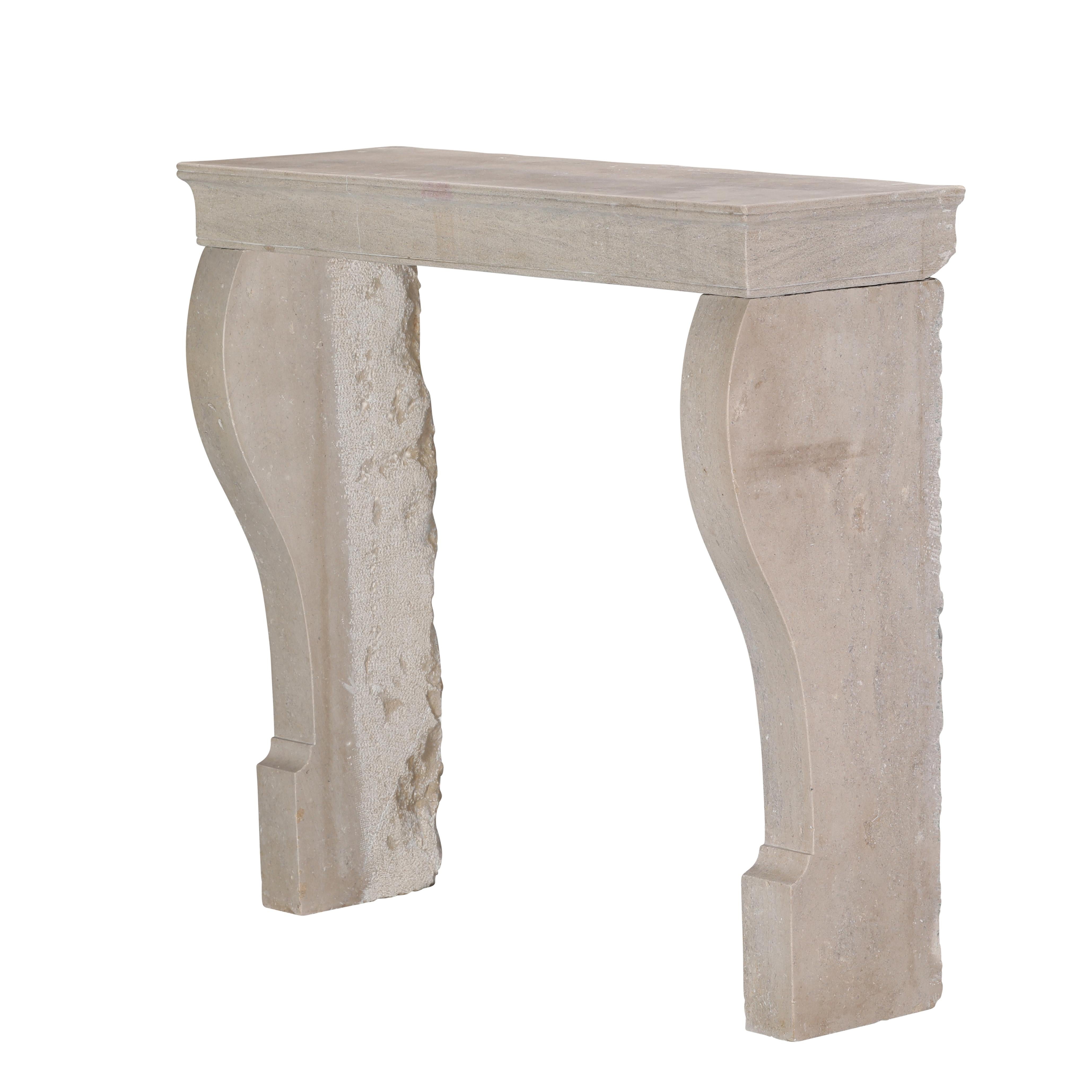 Elegante cornice per caminetto in pietra calcarea francese del XIX secolo in vendita 5