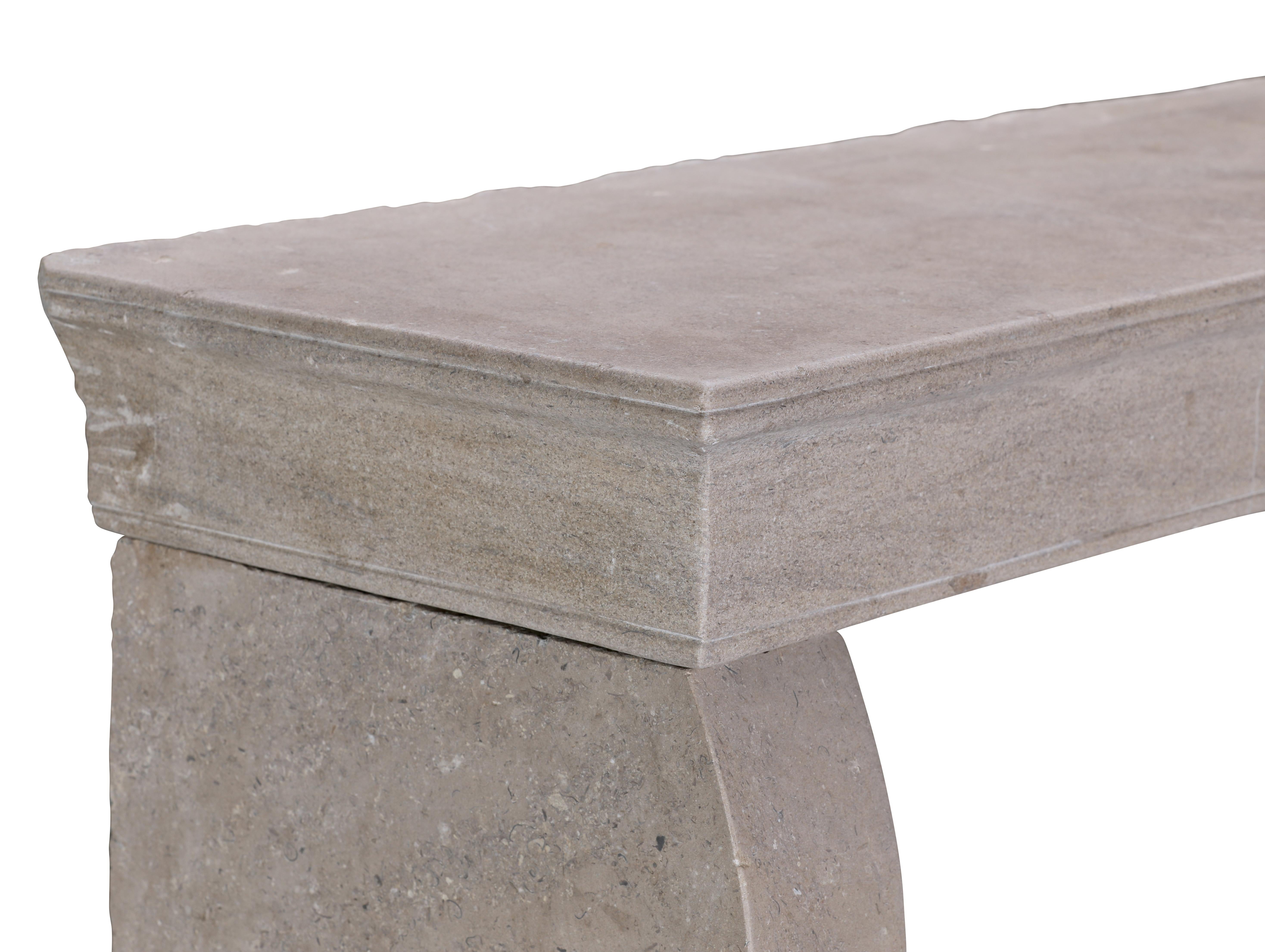 Elegante cornice per caminetto in pietra calcarea francese del XIX secolo in vendita 10