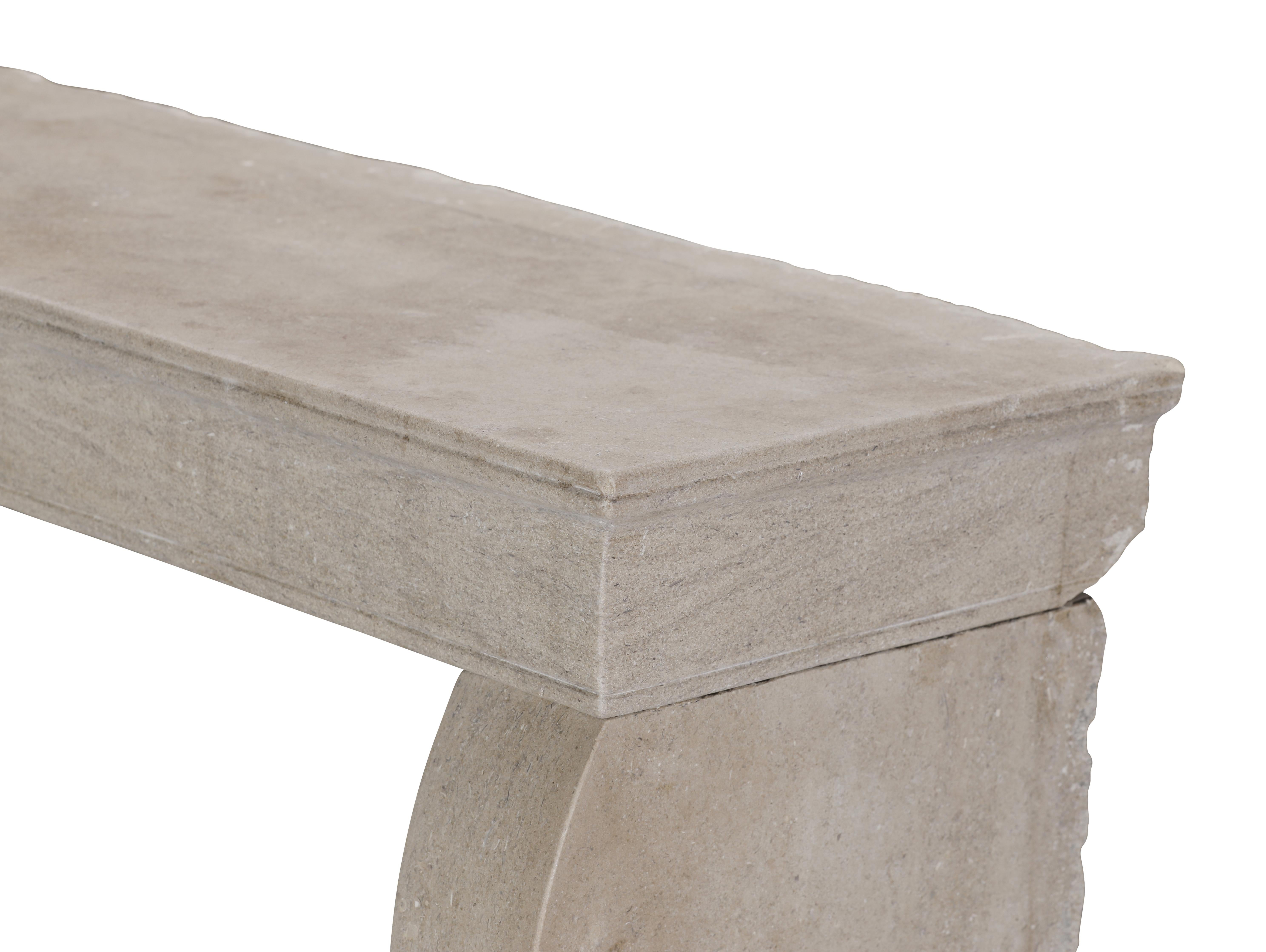 Elegante cornice per caminetto in pietra calcarea francese del XIX secolo in vendita 11