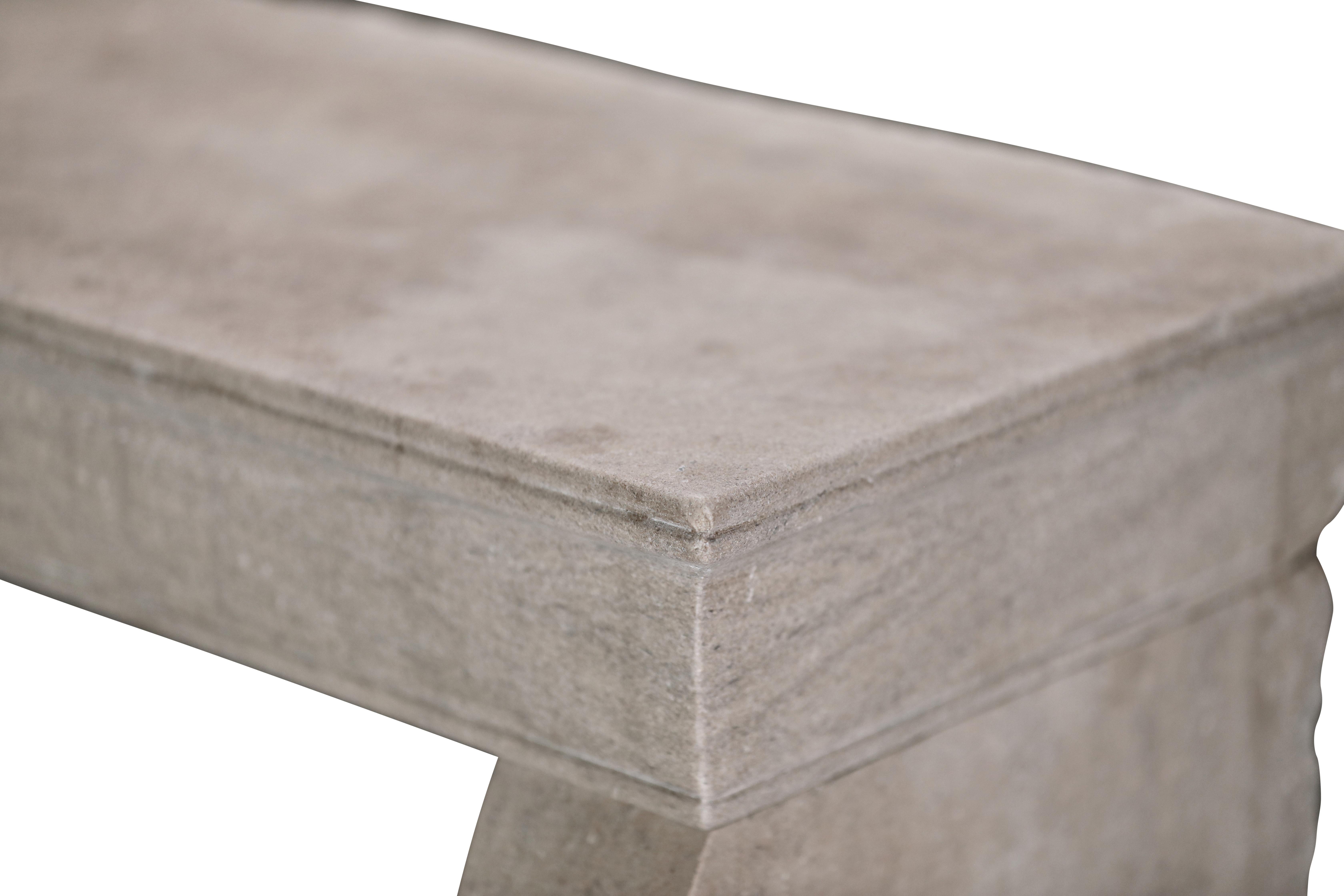 Elegante cornice per caminetto in pietra calcarea francese del XIX secolo in vendita 13