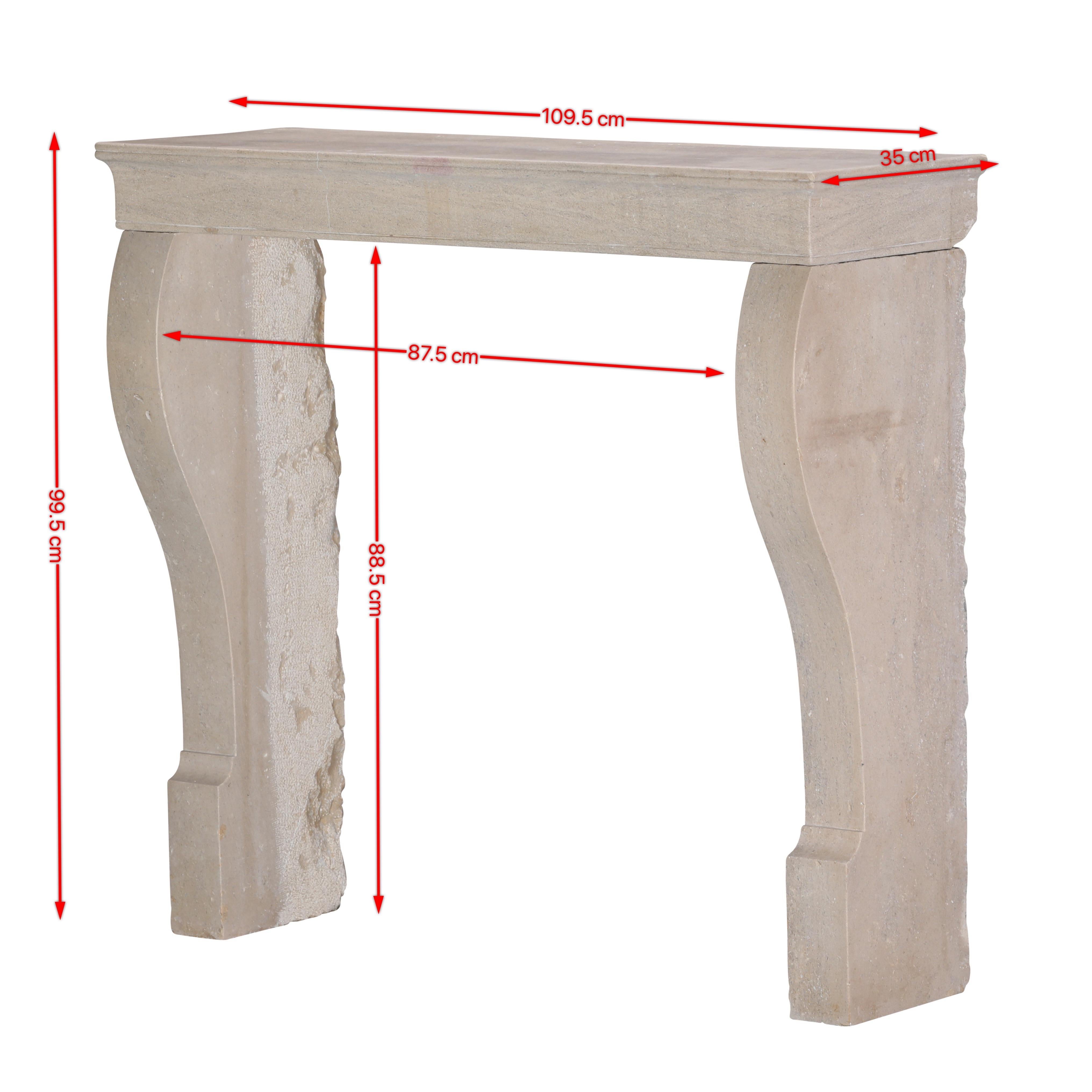 Luigi Filippo Elegante cornice per caminetto in pietra calcarea francese del XIX secolo in vendita