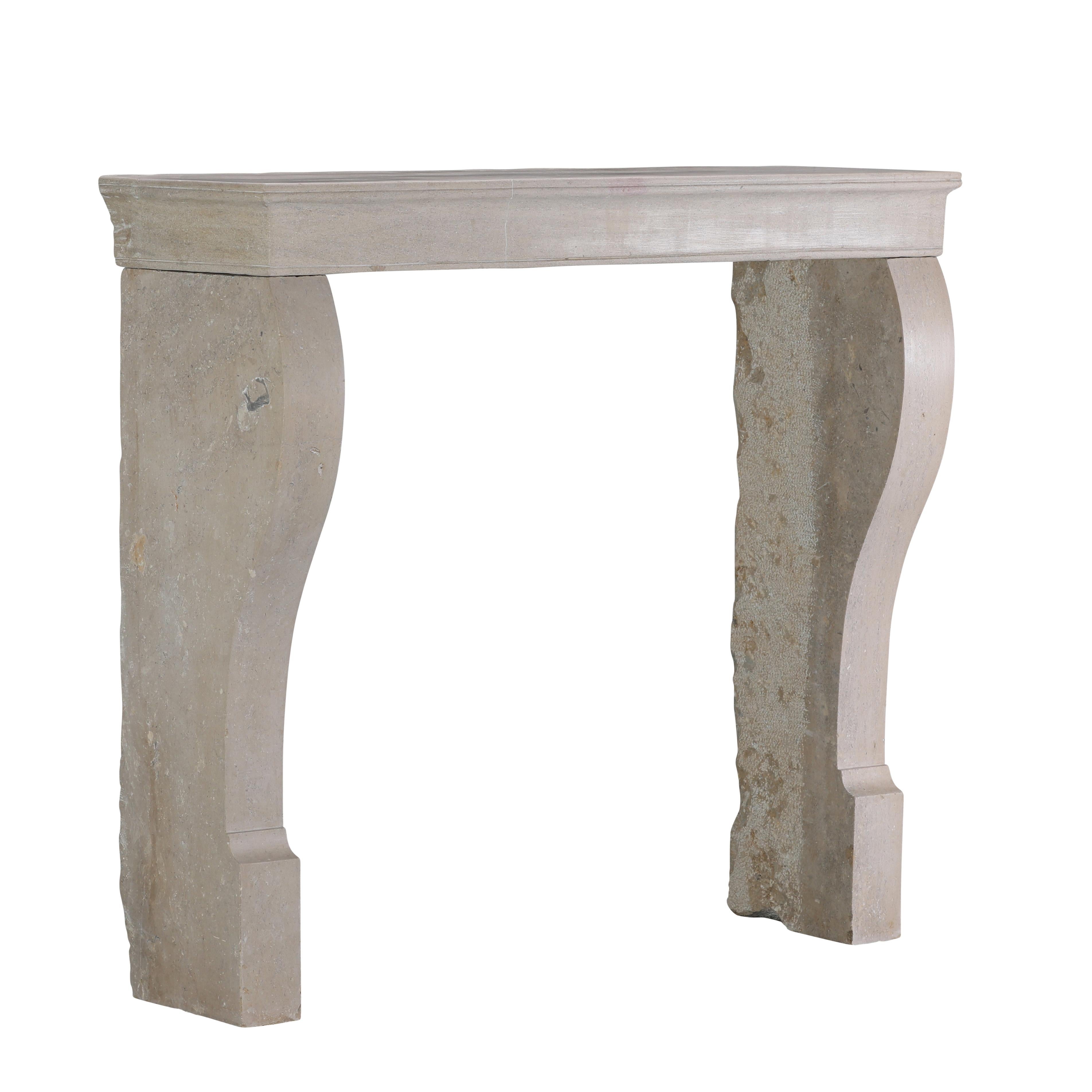 Elegante cornice per caminetto in pietra calcarea francese del XIX secolo In condizioni ottime in vendita a Beervelde, BE