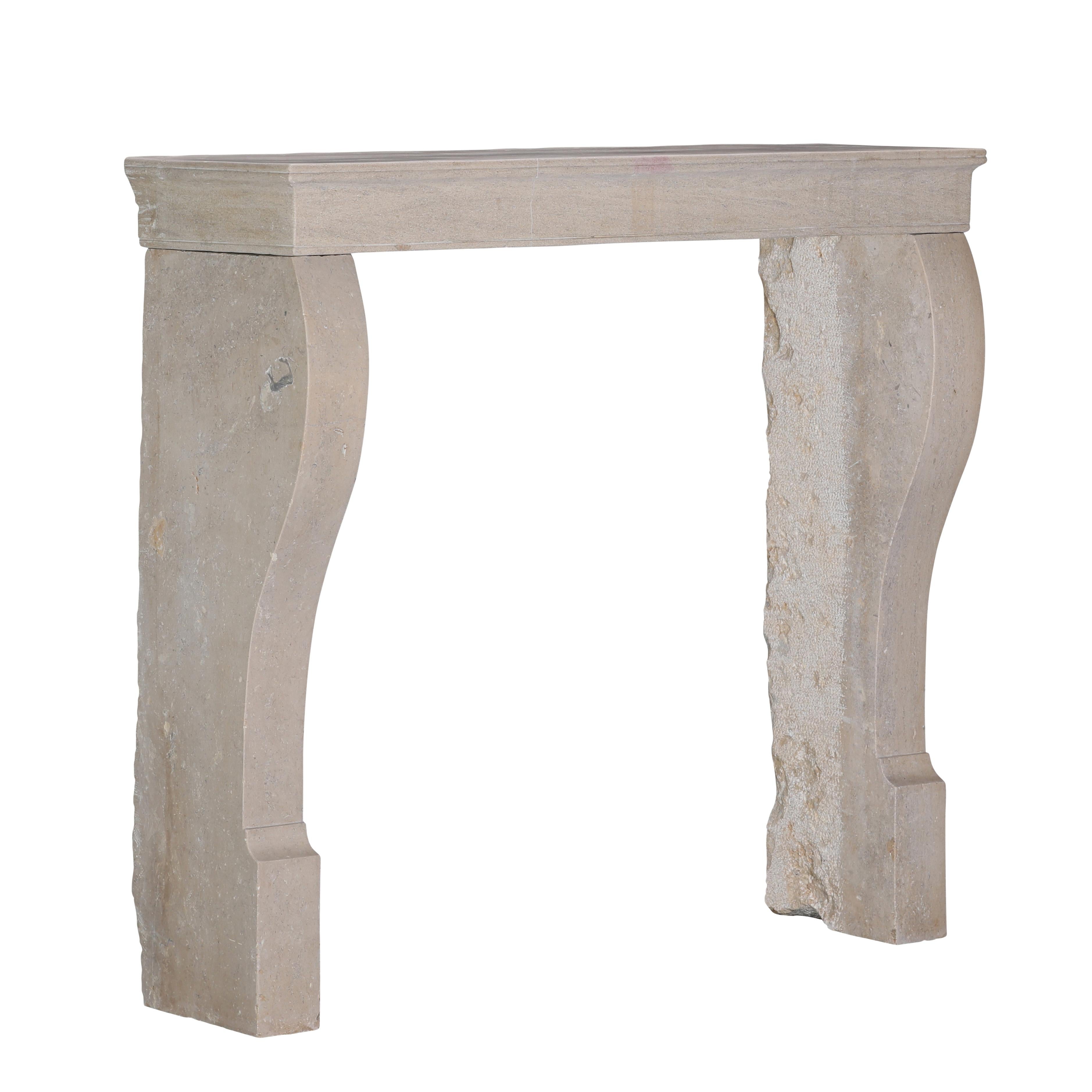 Pietra Elegante cornice per caminetto in pietra calcarea francese del XIX secolo in vendita