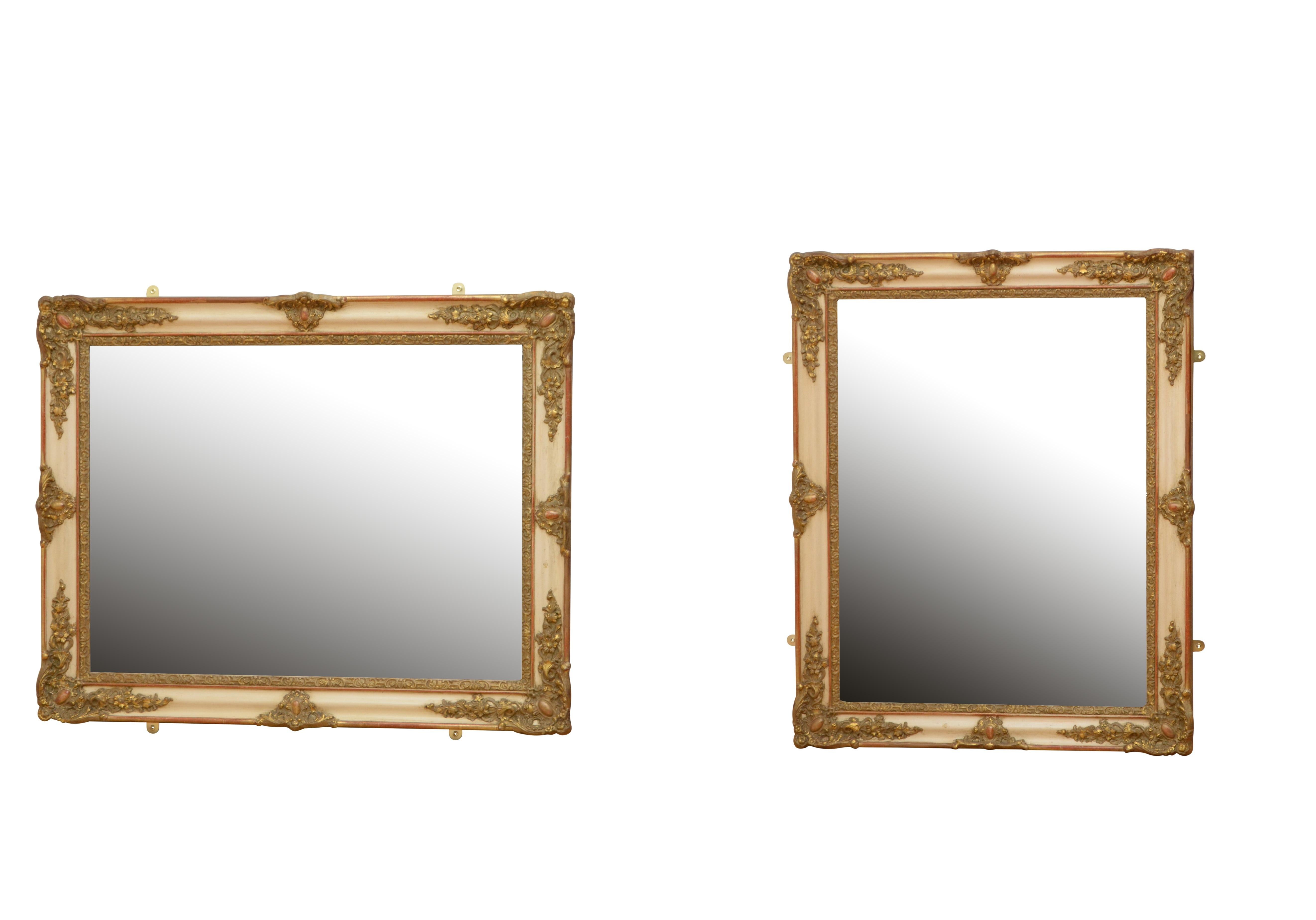 K0461 Wandspiegel aus dem 19. Jahrhundert mit vielseitiger Form, der sowohl im Hoch- als auch im Querformat aufgestellt werden kann, mit originaler Spiegelplatte mit hervorragender Stockfleckigkeit in schön geschnitztem und vergoldetem Rahmen.