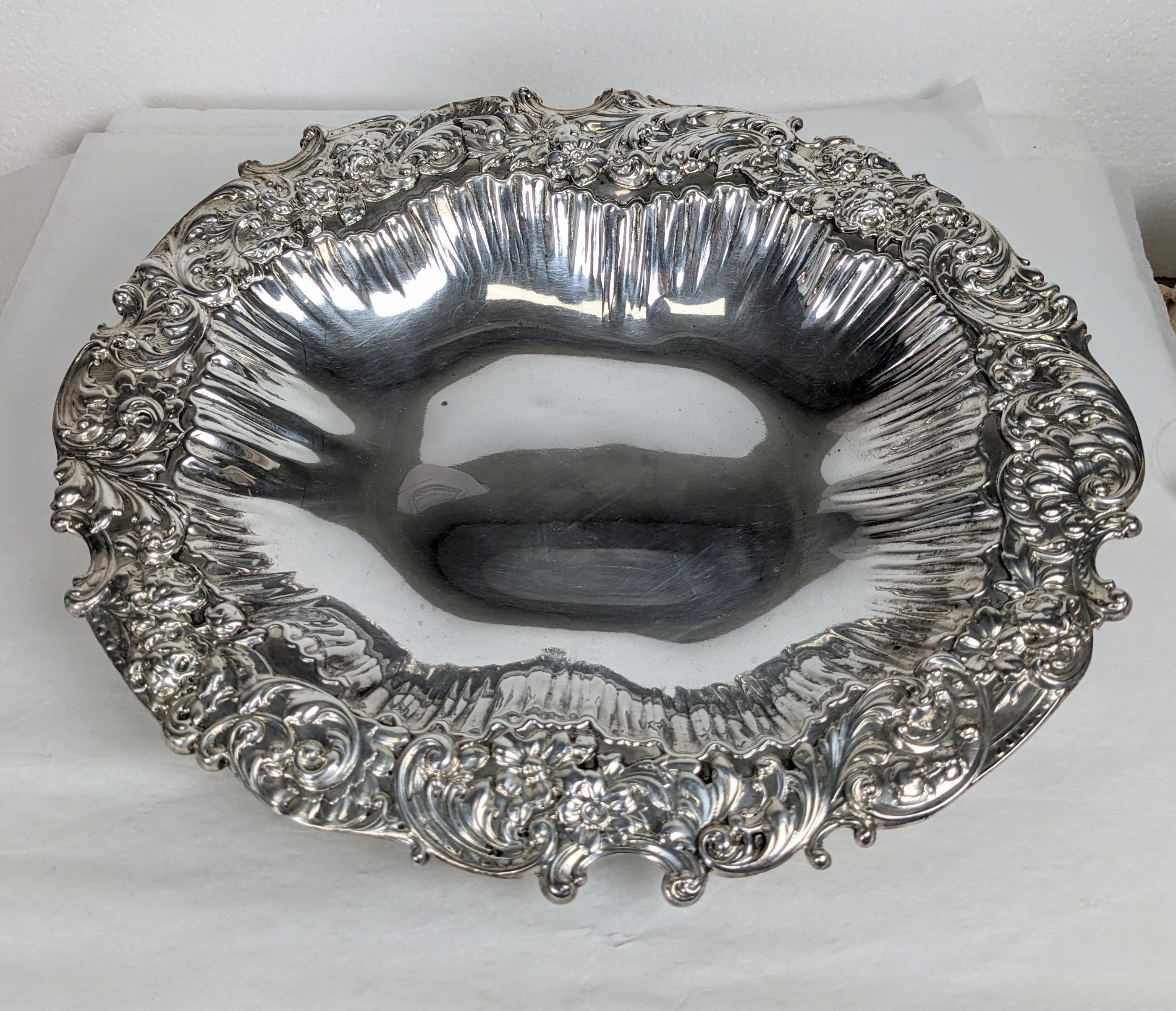 Elegante piatto da portata in argento di Gorham del XIX secolo con ampio bordo floreale e un buon peso. Fiori e volute decorano il bordo di 1,5
