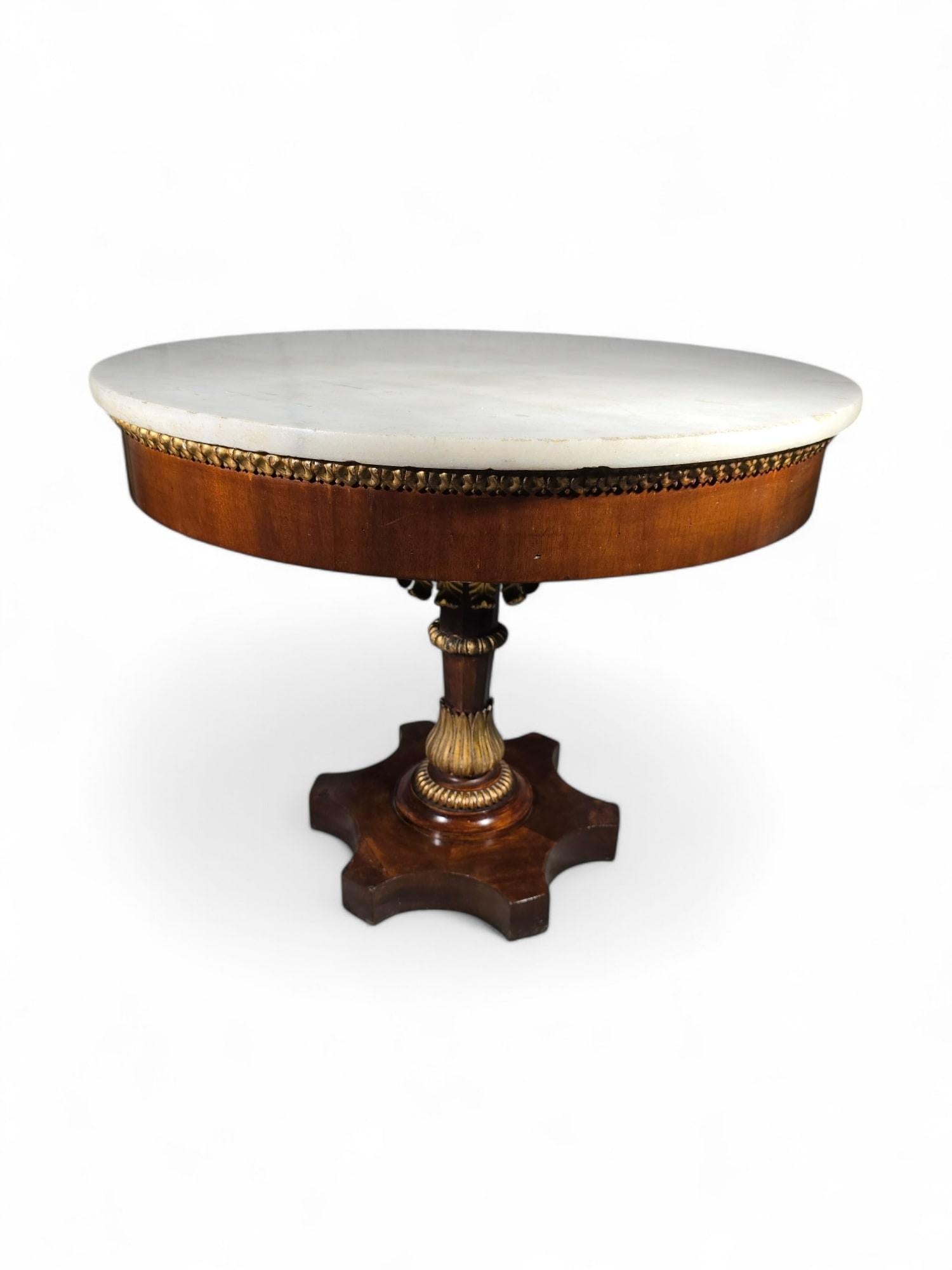 Elegant 19th-Century Italian Round Center Table with Carrara Marble Top For Sale 1