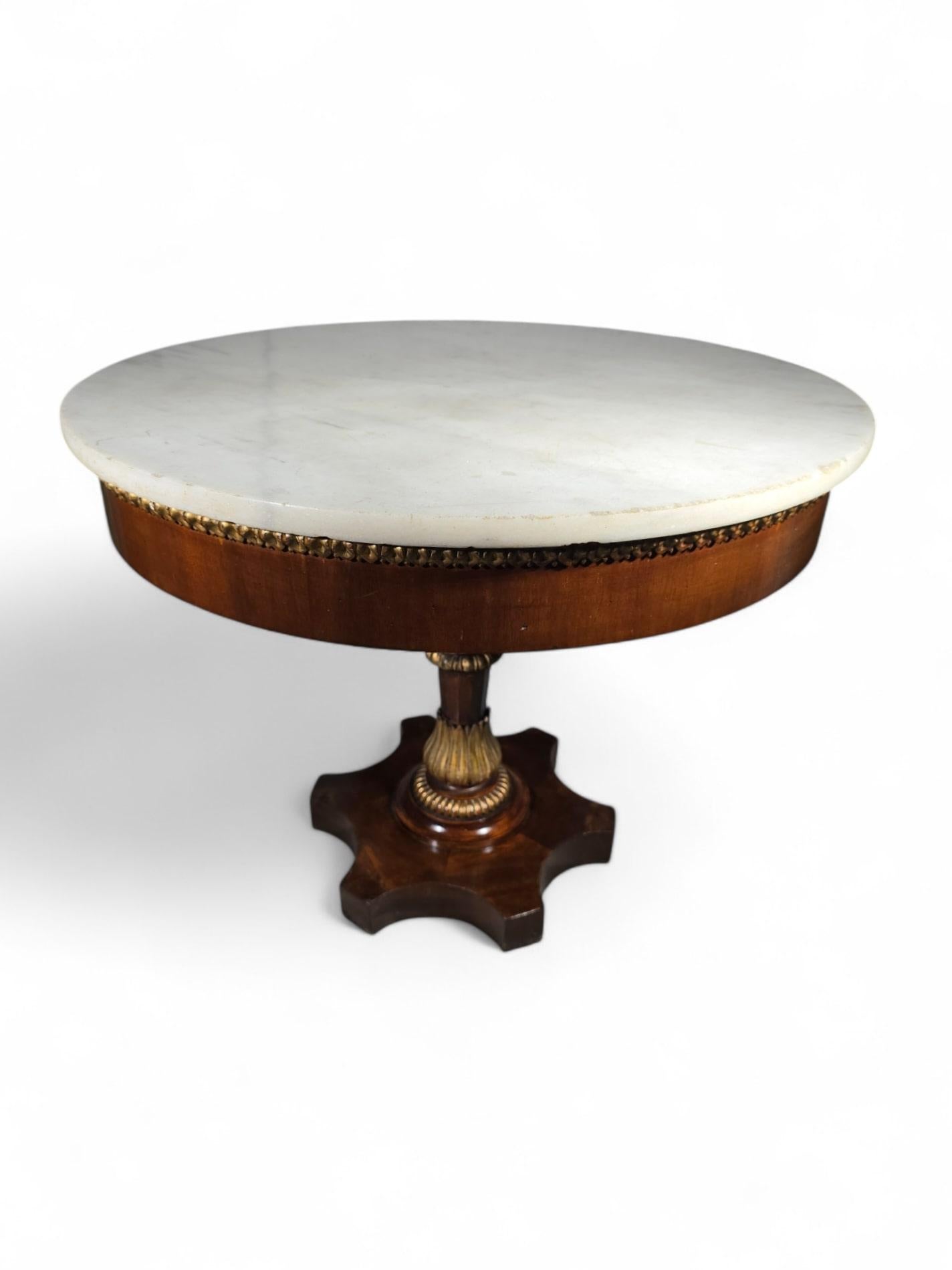 Elegant 19th-Century Italian Round Center Table with Carrara Marble Top For Sale 3