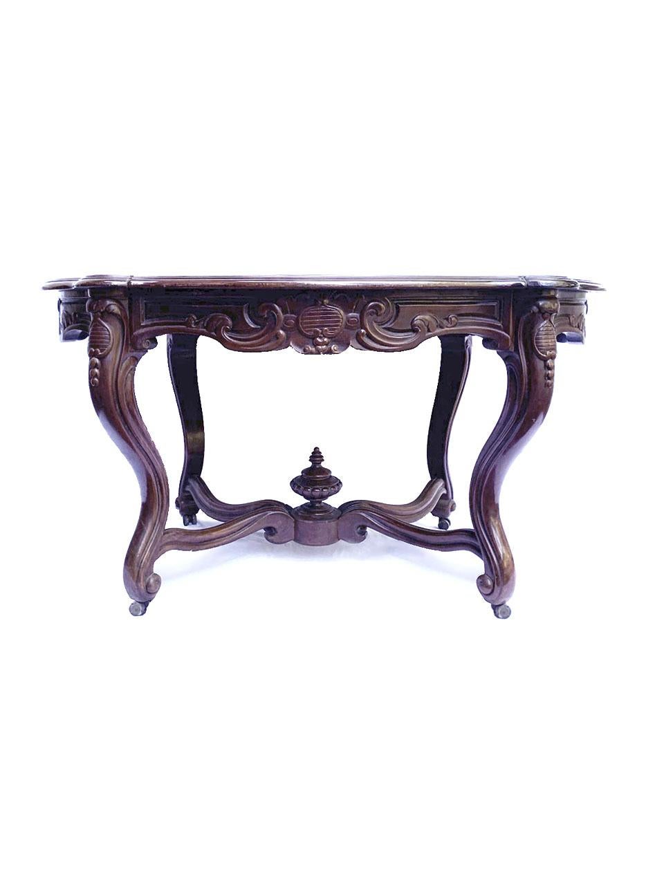 Elegante tavolo da salotto Louis Philippe del XIX secolo - Legno duro finemente intagliato



Questo squisito tavolo da salotto francese del XIX secolo incarna l'opulenza e la raffinatezza dell'epoca di Louis Philippe. Realizzato in un ricco legno