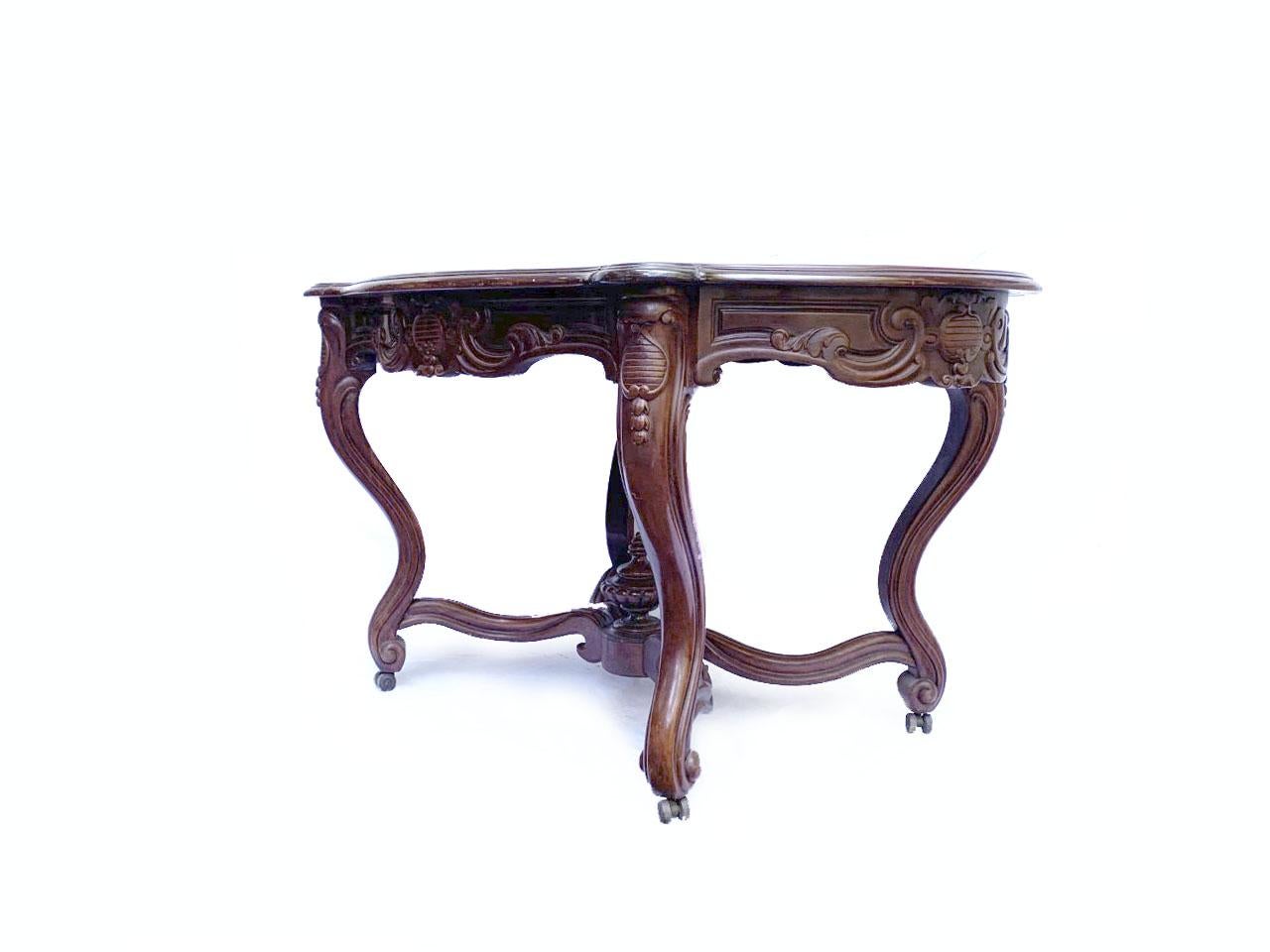 Luigi Filippo Elegante tavolo da salotto Louis Philippe del XIX secolo - Legno duro finemente intagliato in vendita