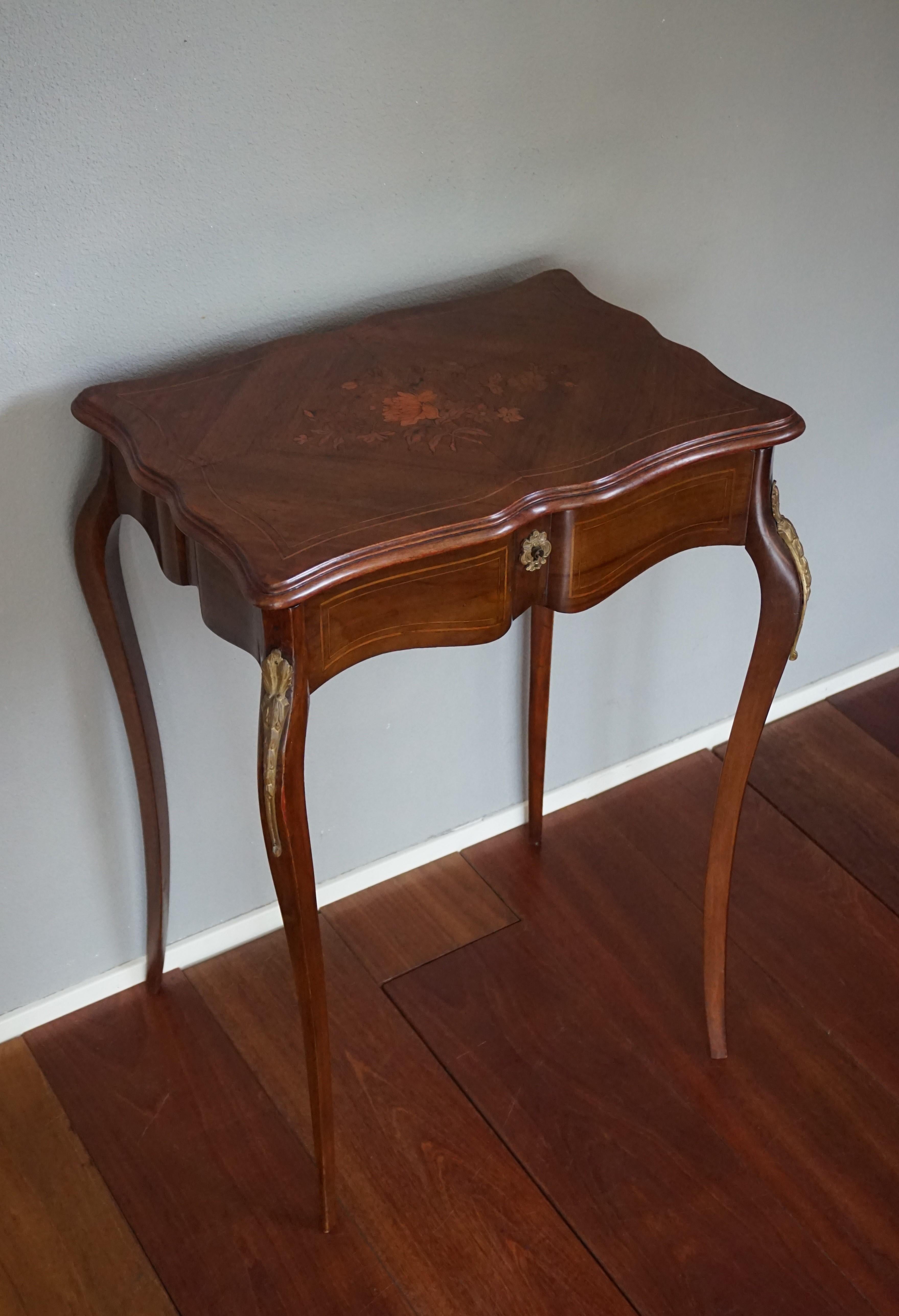 Élégante table à bijoux en bois de noyer du 19ème siècle incrustée d'un merveilleux motif de fleurs en vente 1