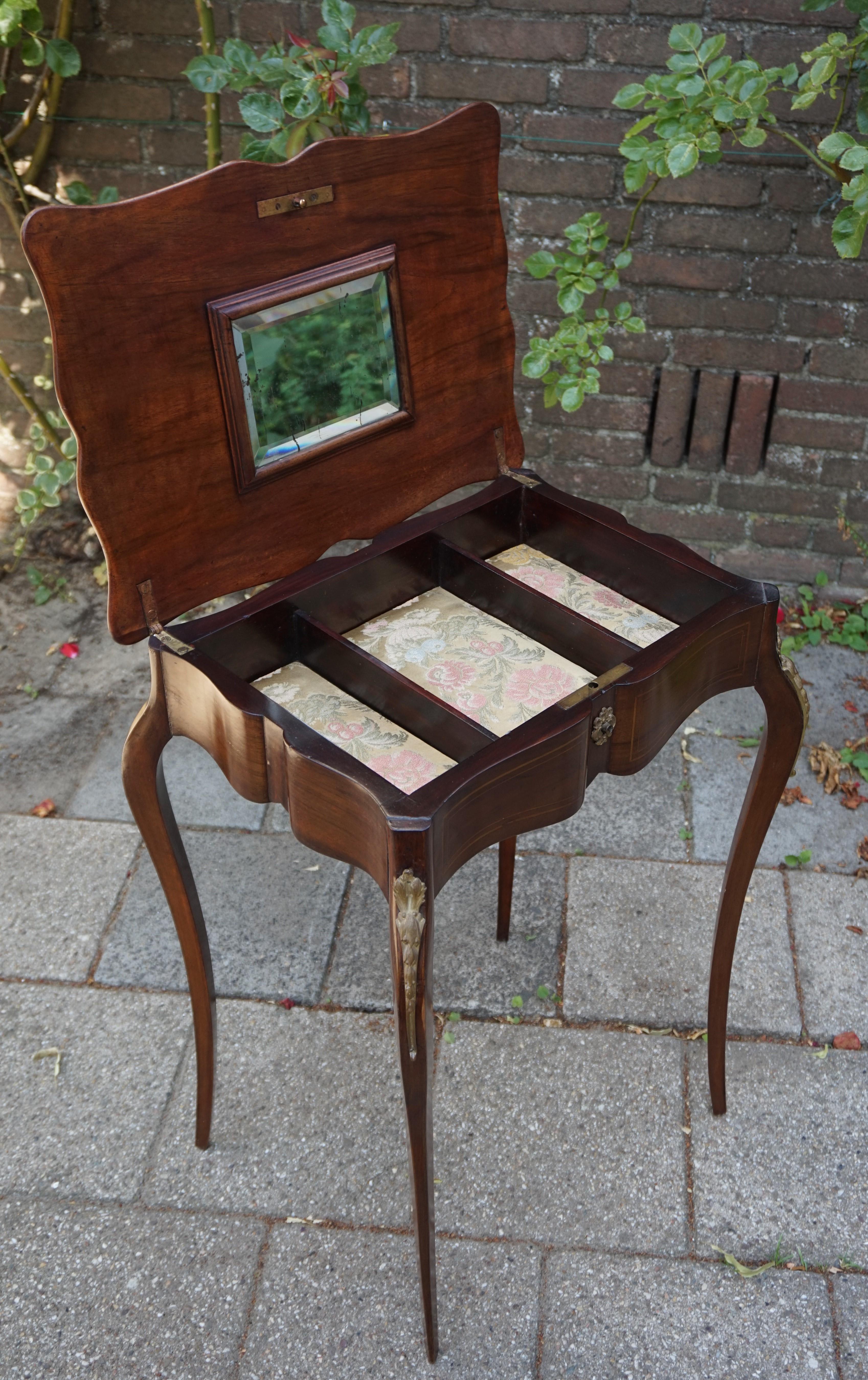 Élégante table à bijoux en bois de noyer du 19ème siècle incrustée d'un merveilleux motif de fleurs en vente 2