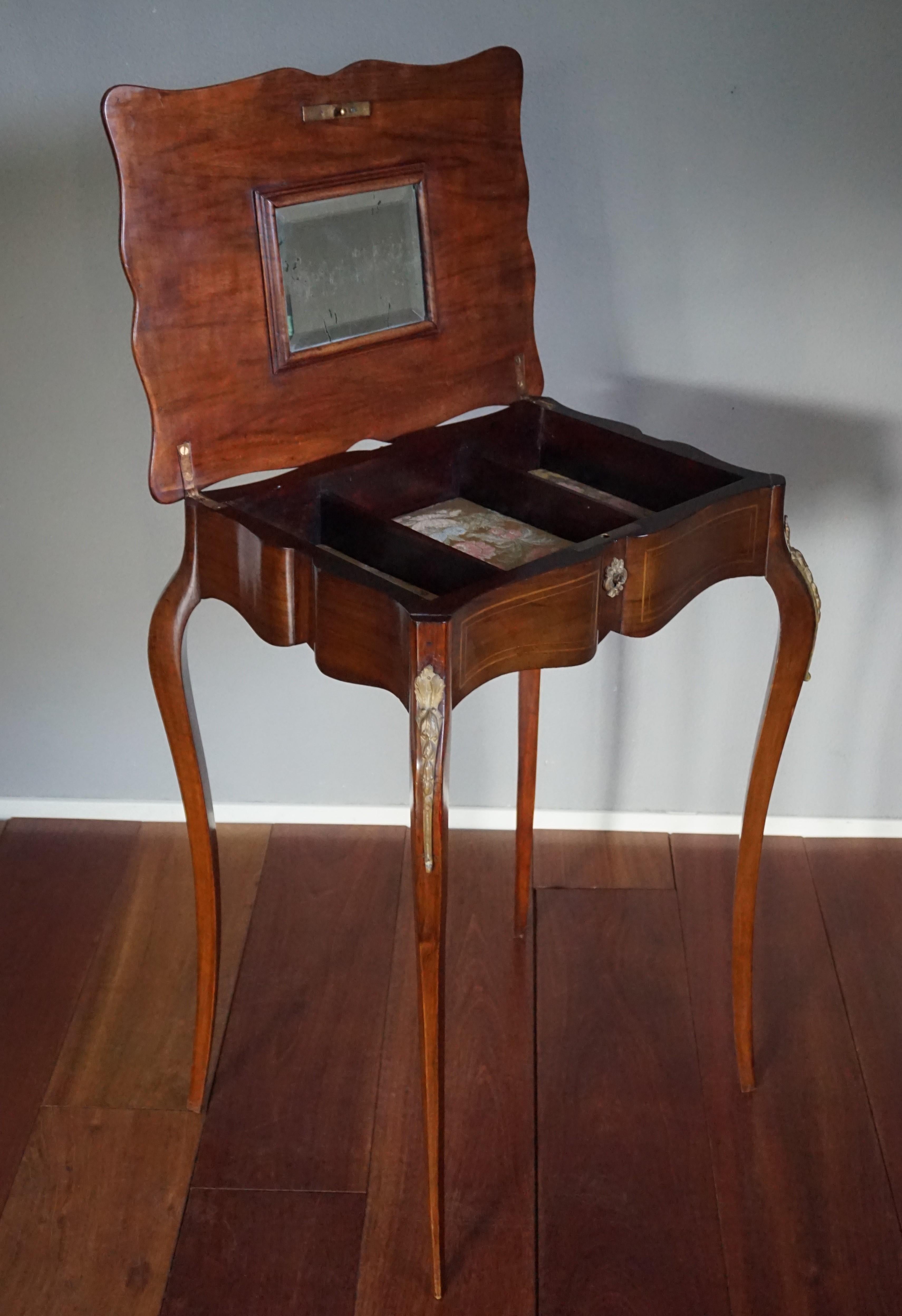 Elegant 19th Century Nutwood Jewelry Table Inlaid with Wonderful Flower Pattern For Sale 3