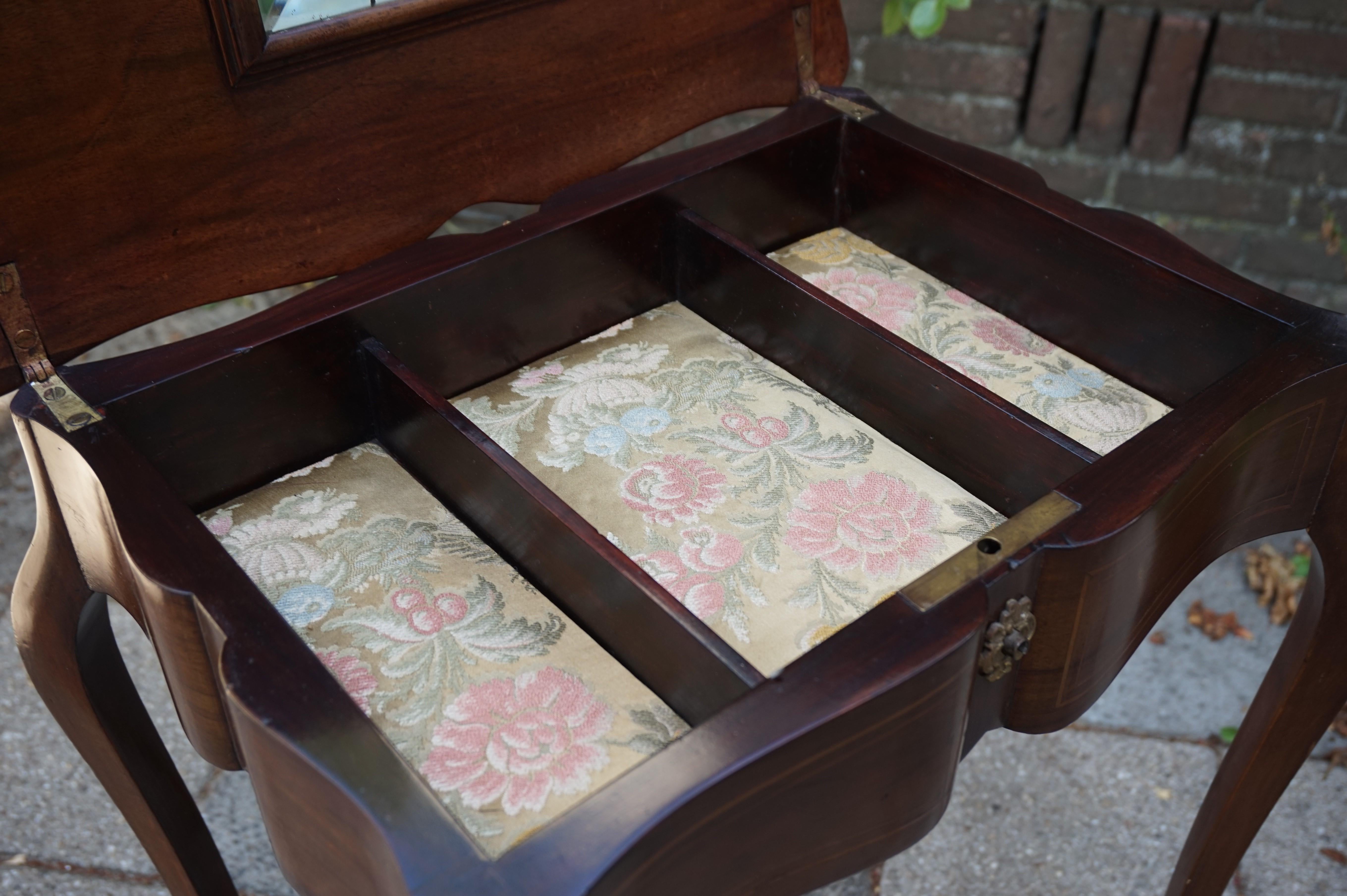 Elegant 19th Century Nutwood Jewelry Table Inlaid with Wonderful Flower Pattern For Sale 4