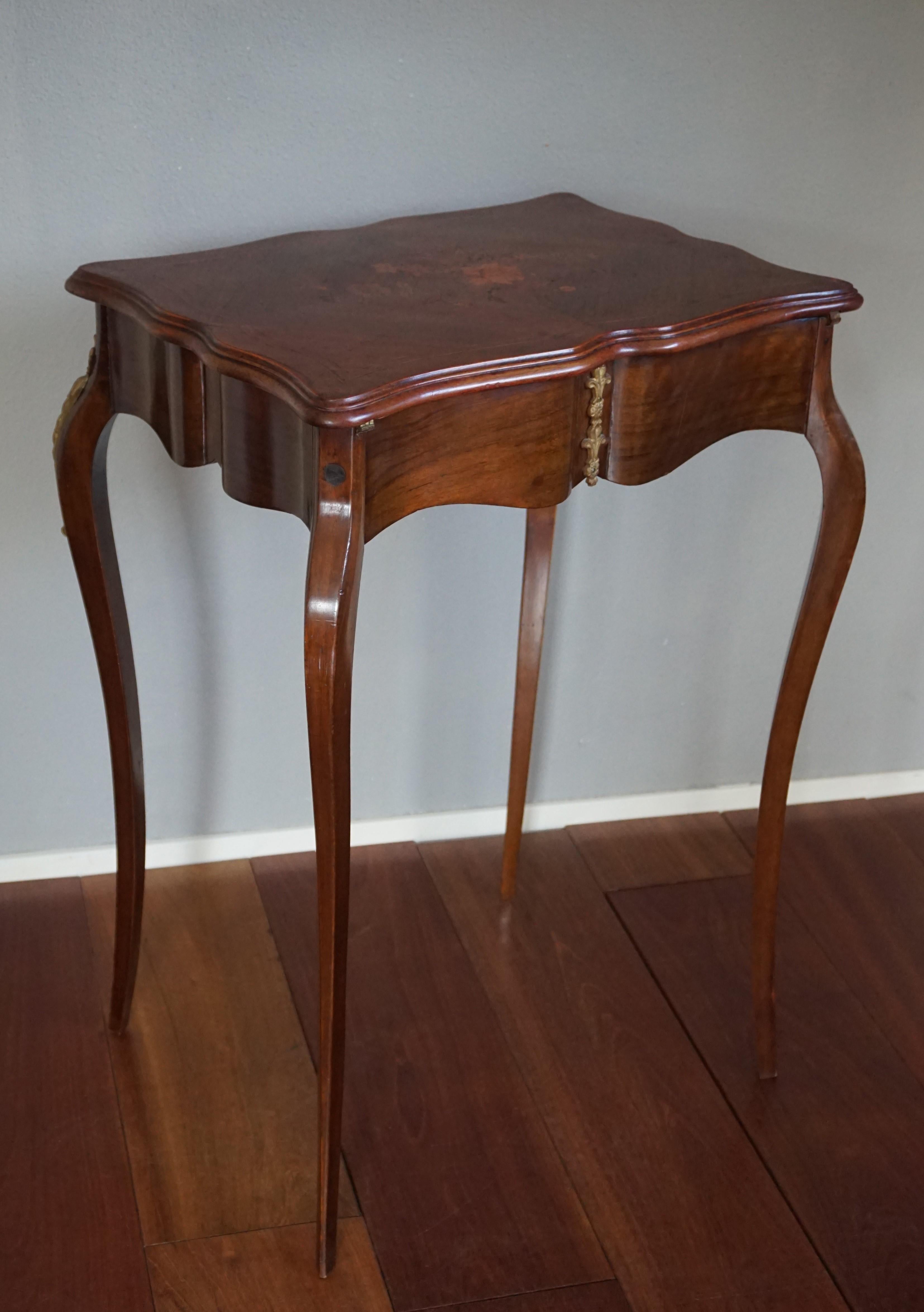 Elegant 19th Century Nutwood Jewelry Table Inlaid with Wonderful Flower Pattern For Sale 5