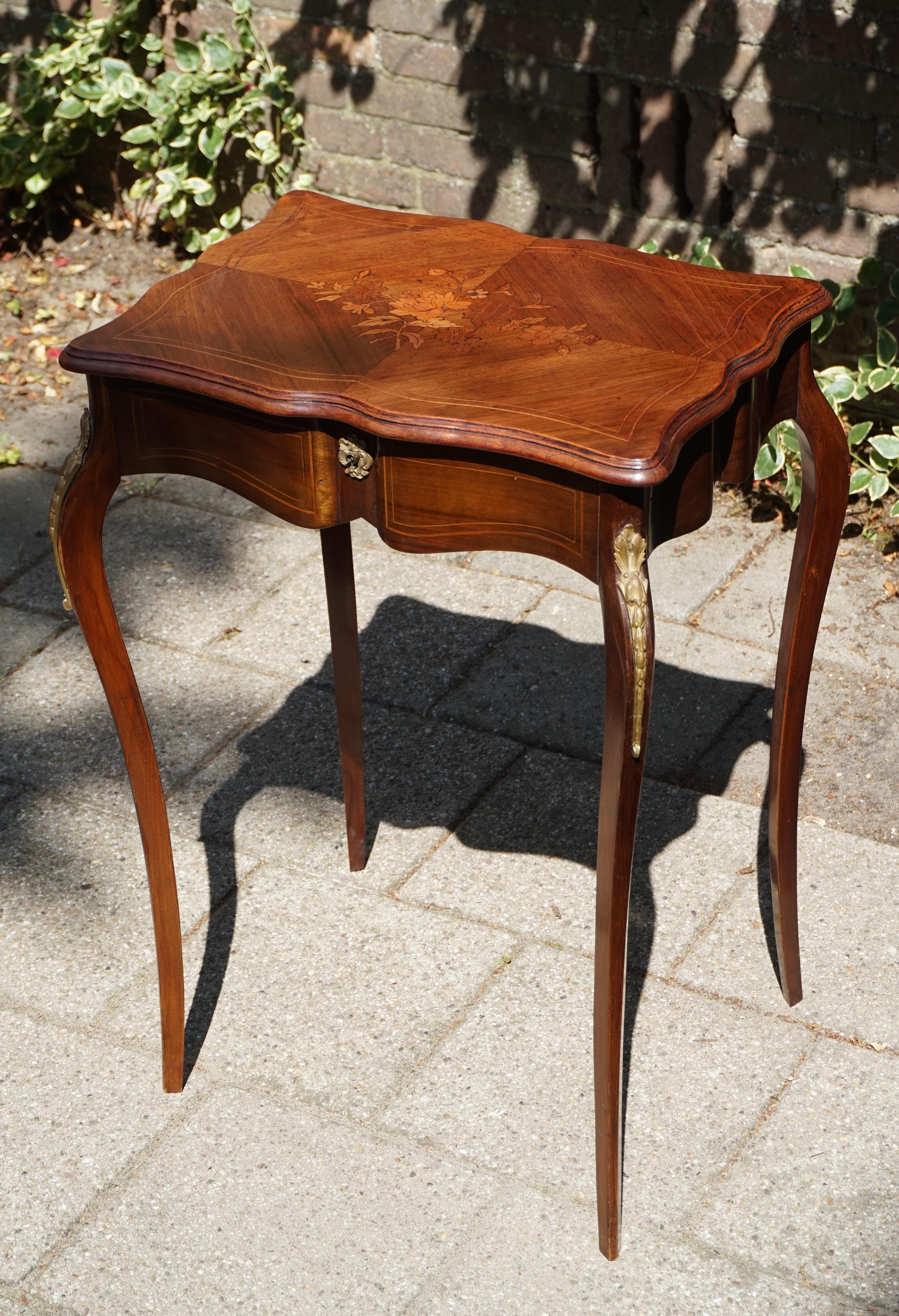 Elegant 19th Century Nutwood Jewelry Table Inlaid with Wonderful Flower Pattern For Sale 6