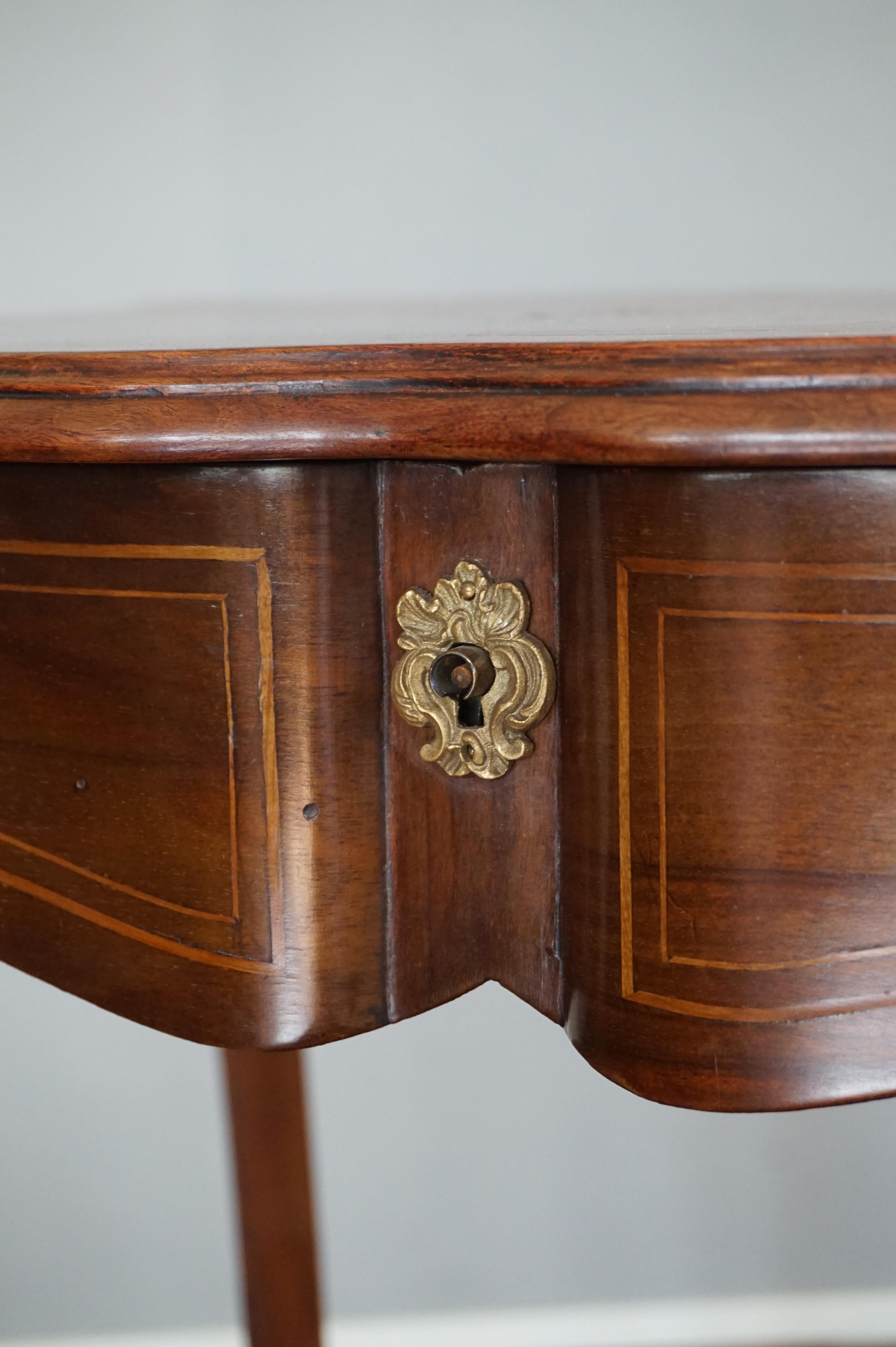 Elegant 19th Century Nutwood Jewelry Table Inlaid with Wonderful Flower Pattern For Sale 8