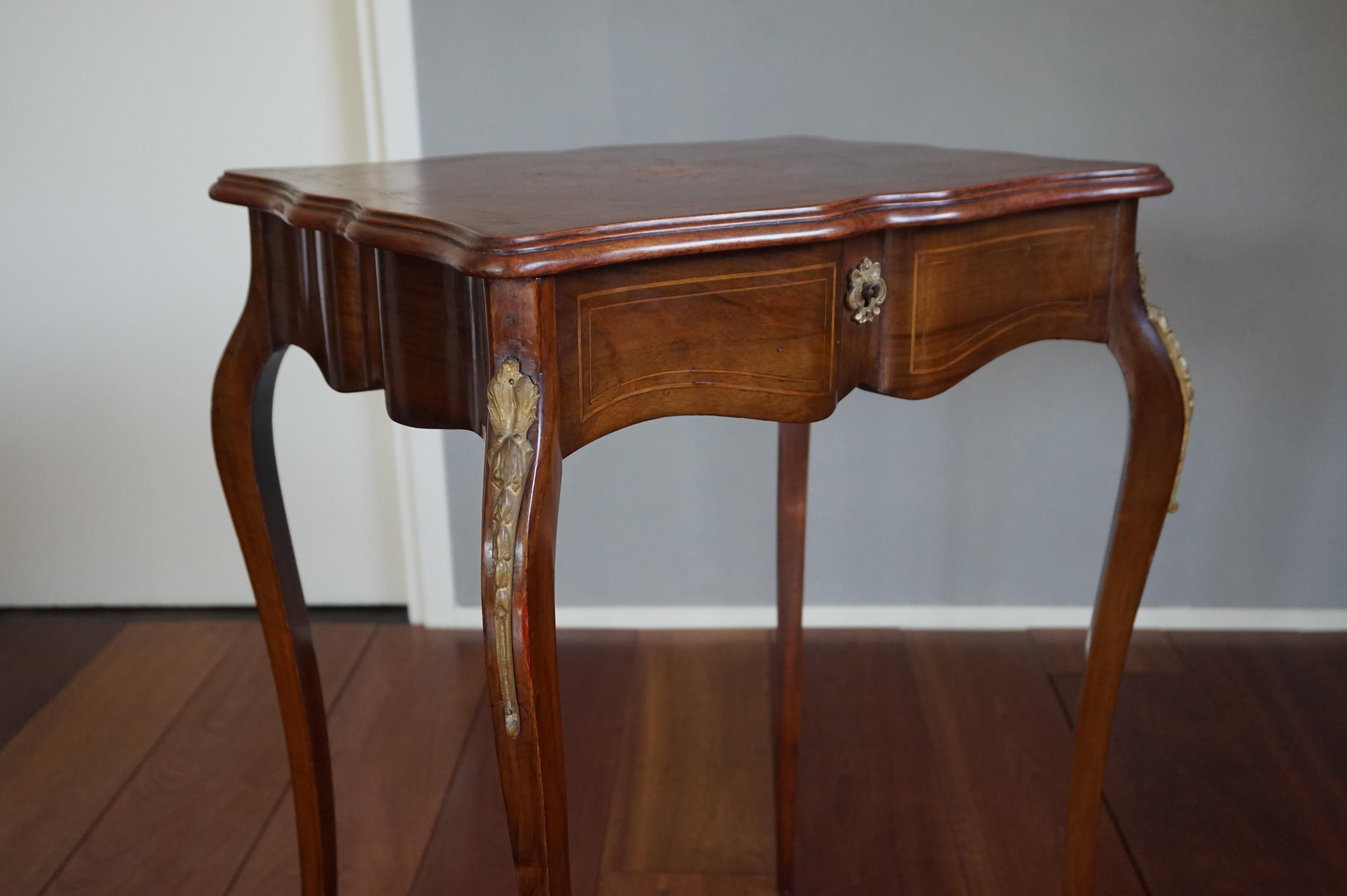 Elegant 19th Century Nutwood Jewelry Table Inlaid with Wonderful Flower Pattern For Sale 9