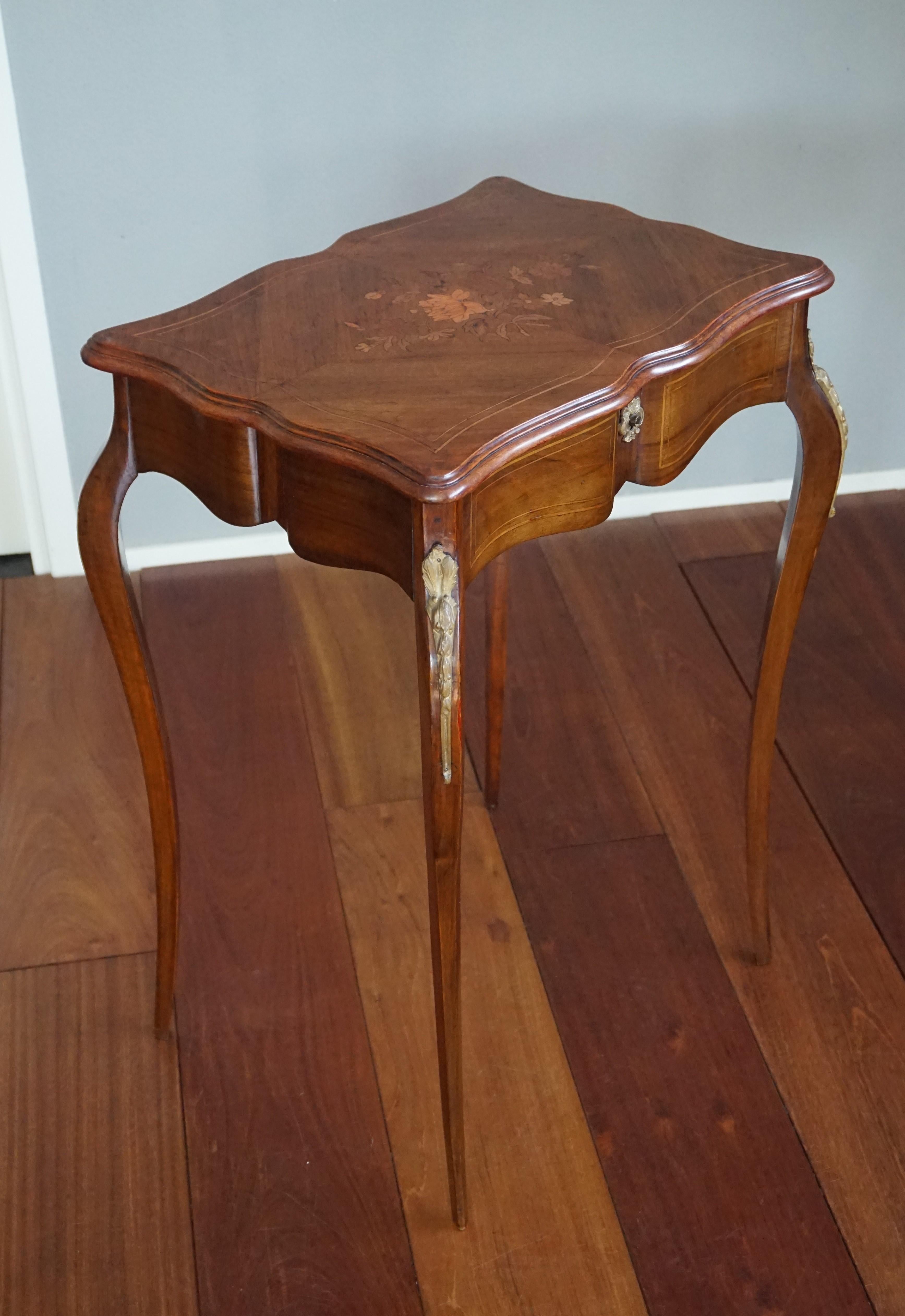 Élégante table à bijoux en bois de noyer du 19ème siècle incrustée d'un merveilleux motif de fleurs en vente 10
