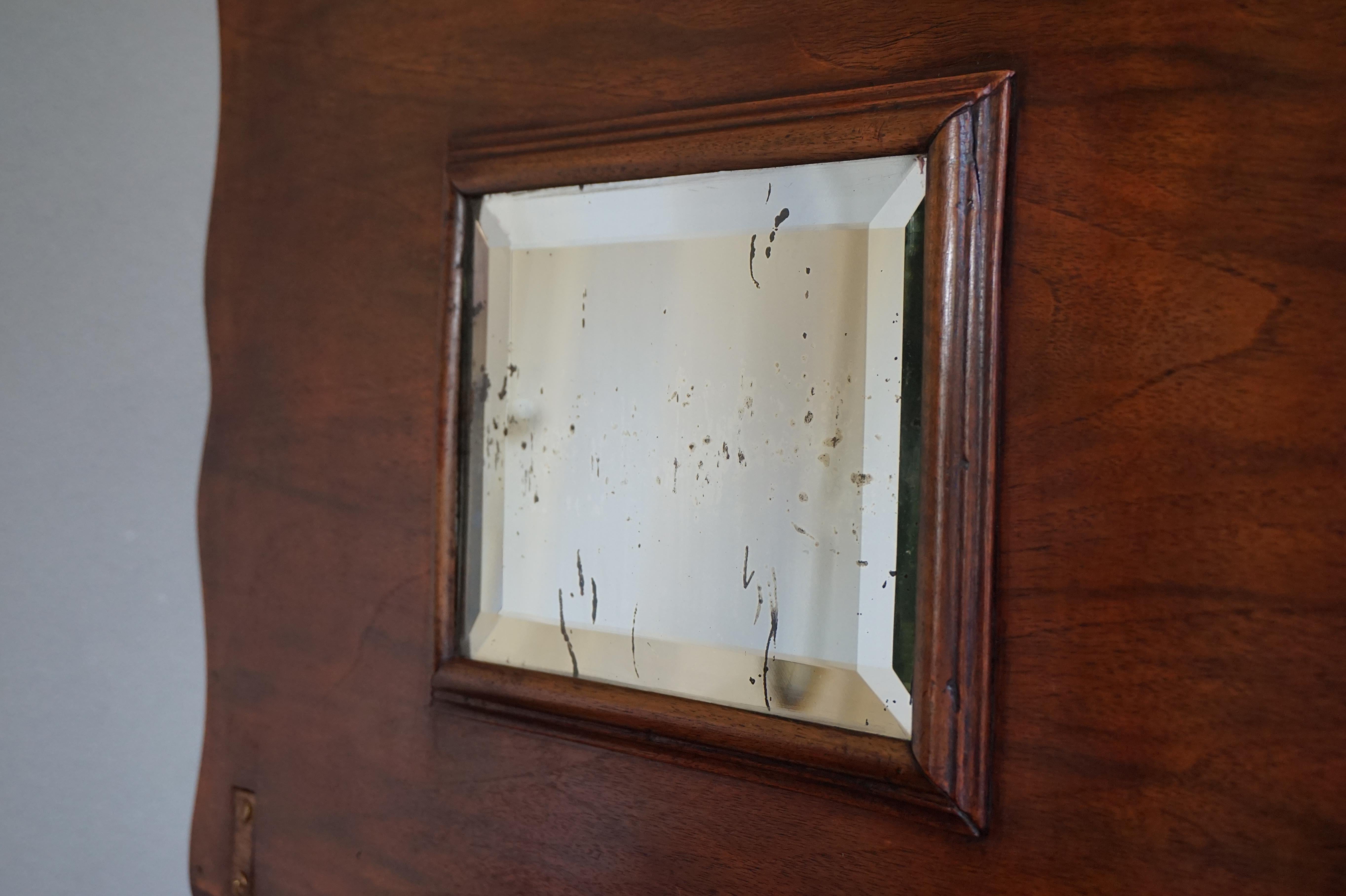 Français Élégante table à bijoux en bois de noyer du 19ème siècle incrustée d'un merveilleux motif de fleurs en vente