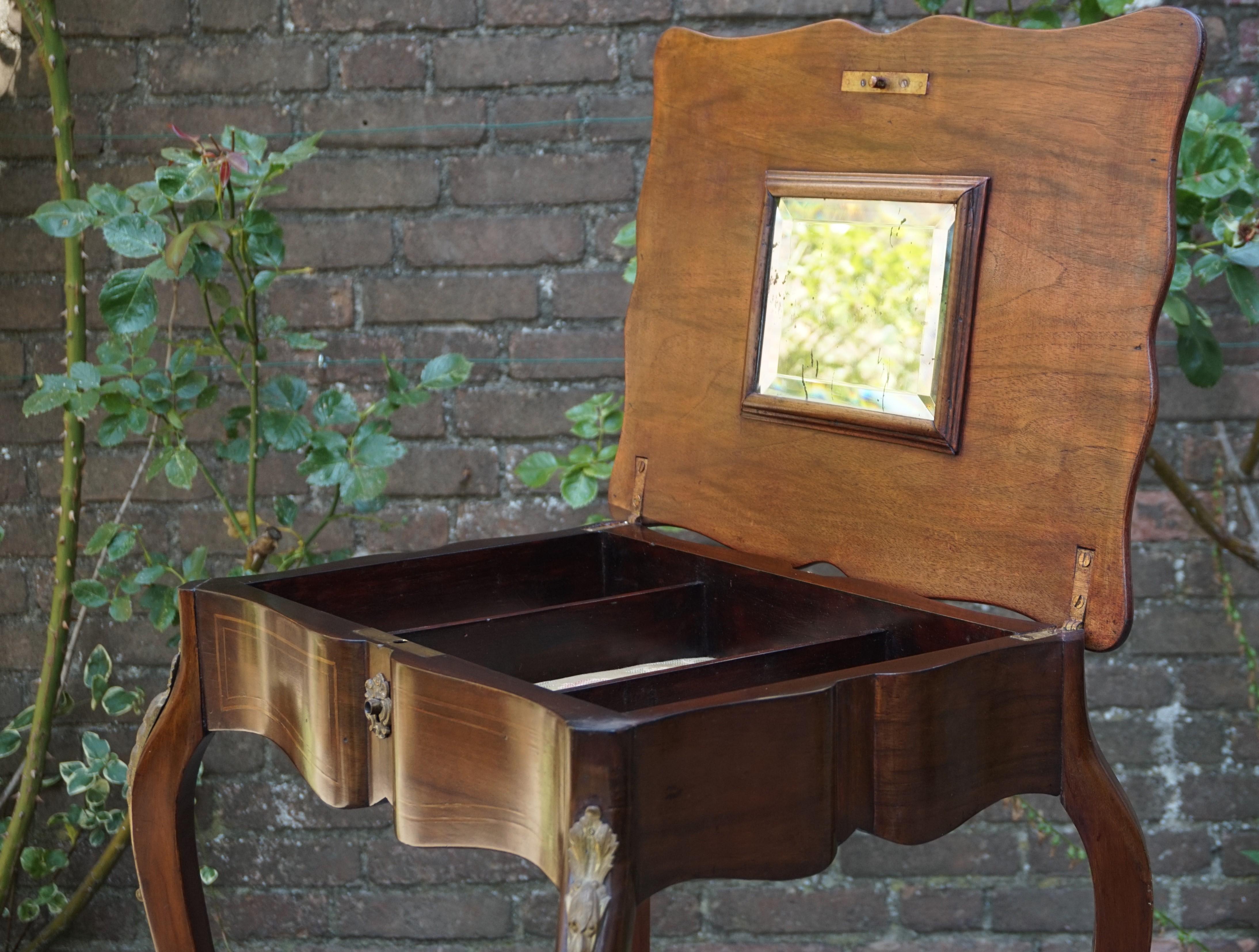 Biseauté Élégante table à bijoux en bois de noyer du 19ème siècle incrustée d'un merveilleux motif de fleurs en vente