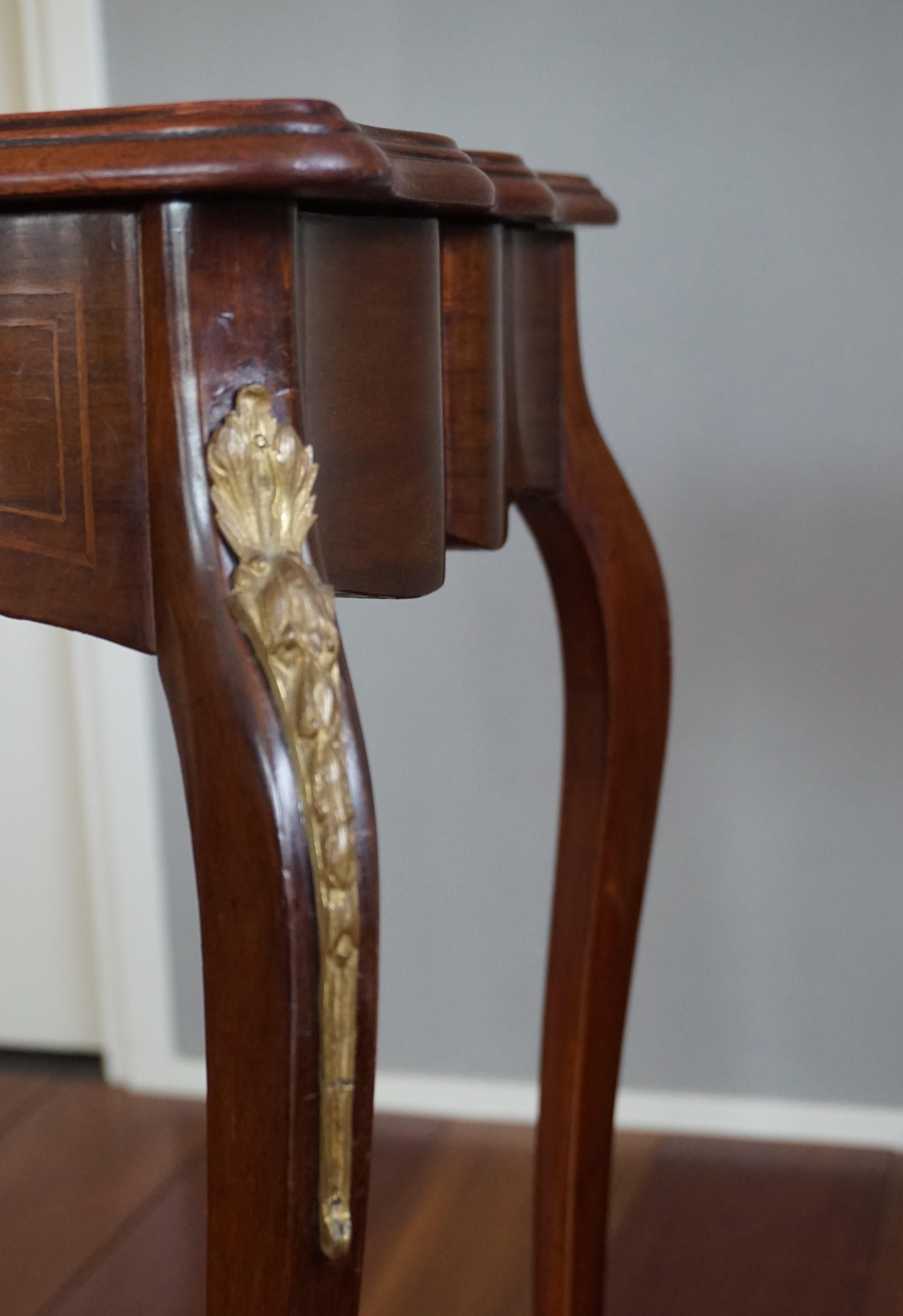 Bronze Élégante table à bijoux en bois de noyer du 19ème siècle incrustée d'un merveilleux motif de fleurs en vente