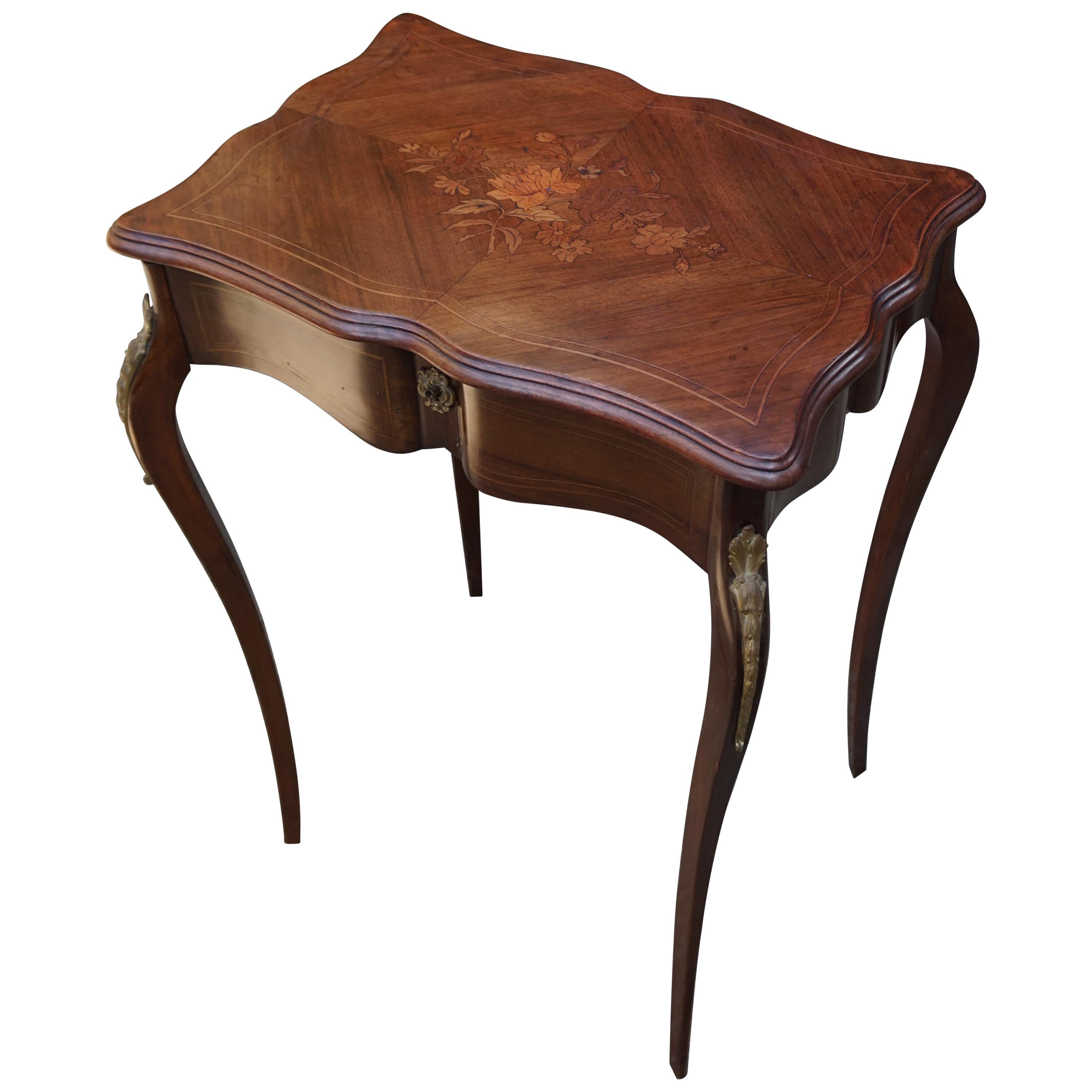 Elegante tavolino portagioie in legno di noce del XIX secolo intarsiato con un meraviglioso motivo floreale