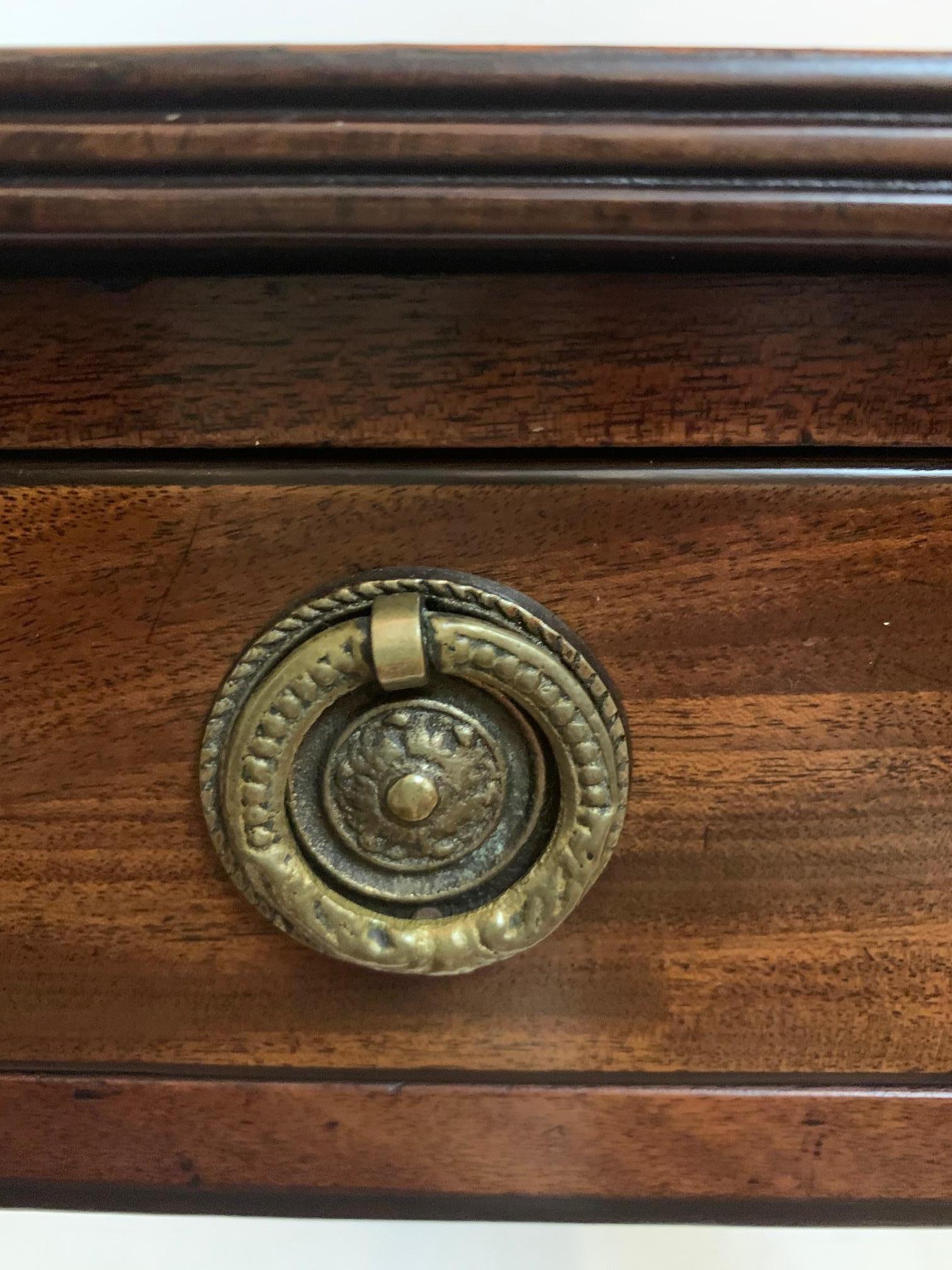 Elegant 19th Century Mahogany and Satinwood Pembroke Drop Leaf Side Table In Excellent Condition In Hopewell, NJ