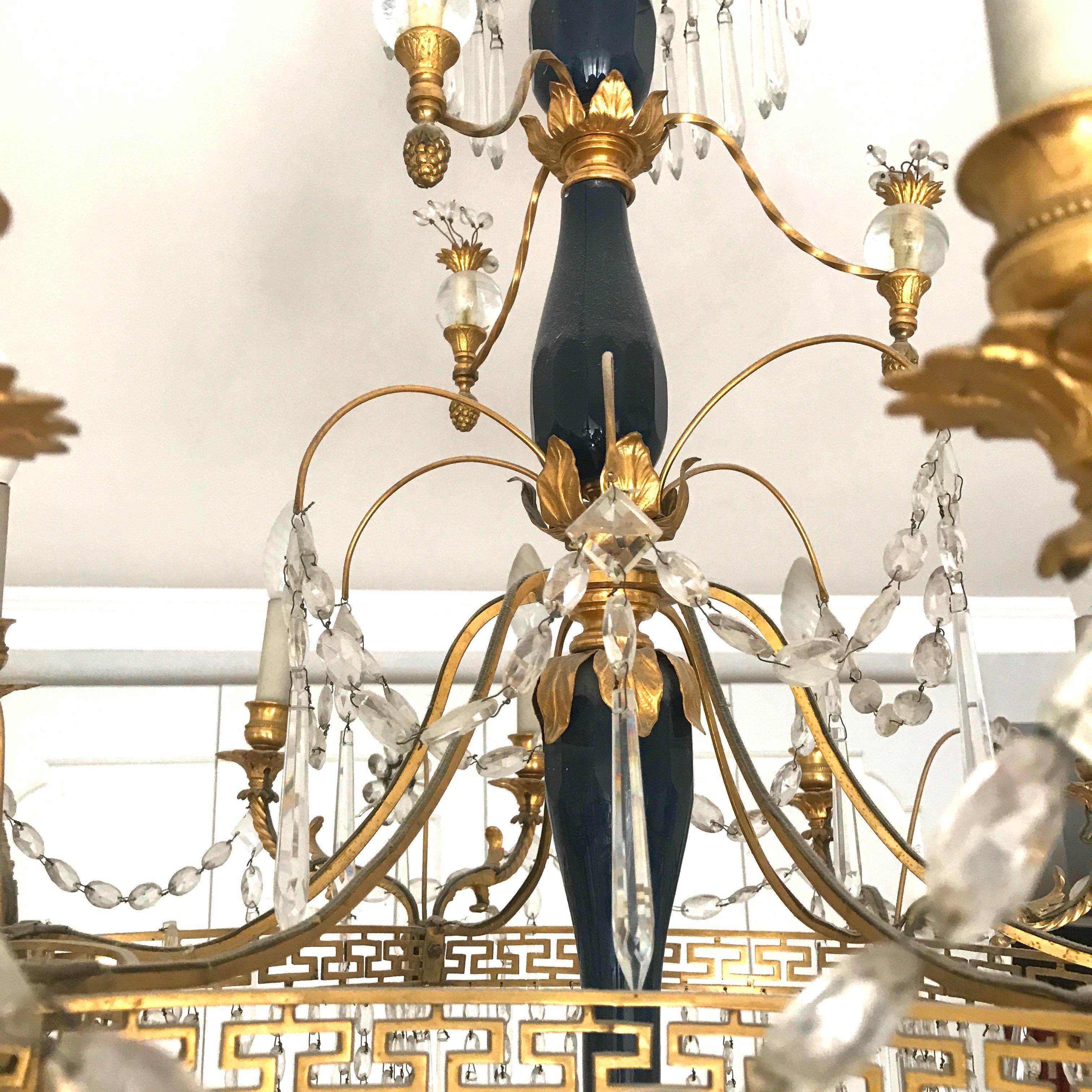 Elegante lampadario neoclassico del XIX secolo in cristallo baltico e bronzo dorato in vendita 4