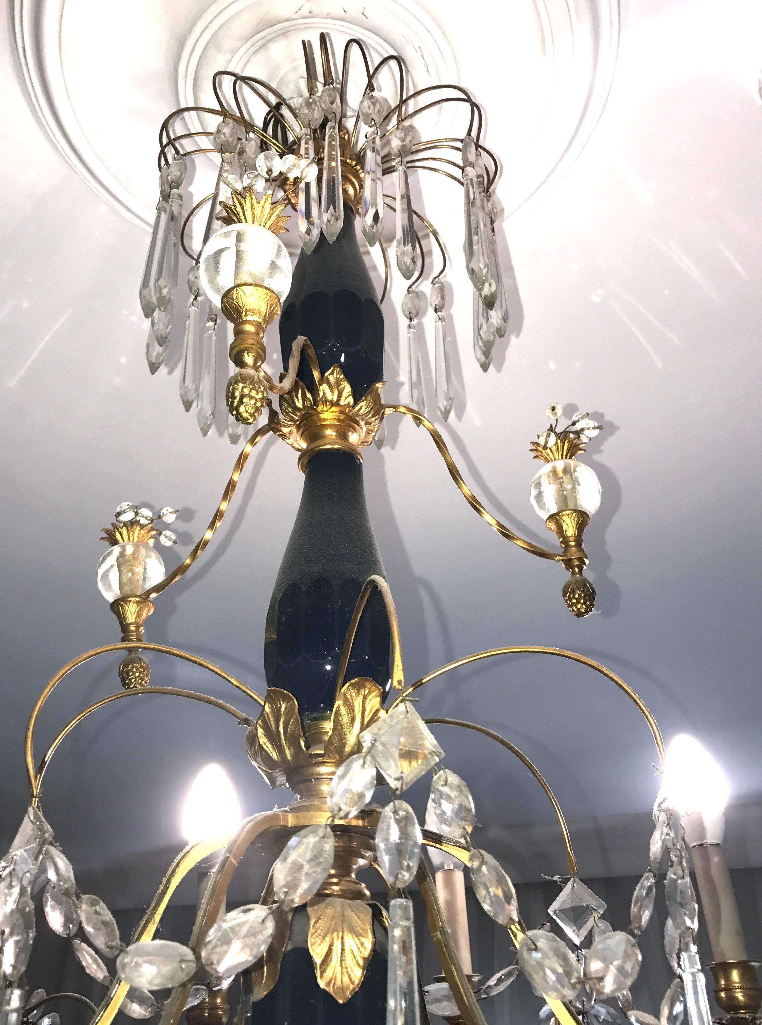 Elegante lampadario neoclassico del XIX secolo in cristallo baltico e bronzo dorato in vendita 10
