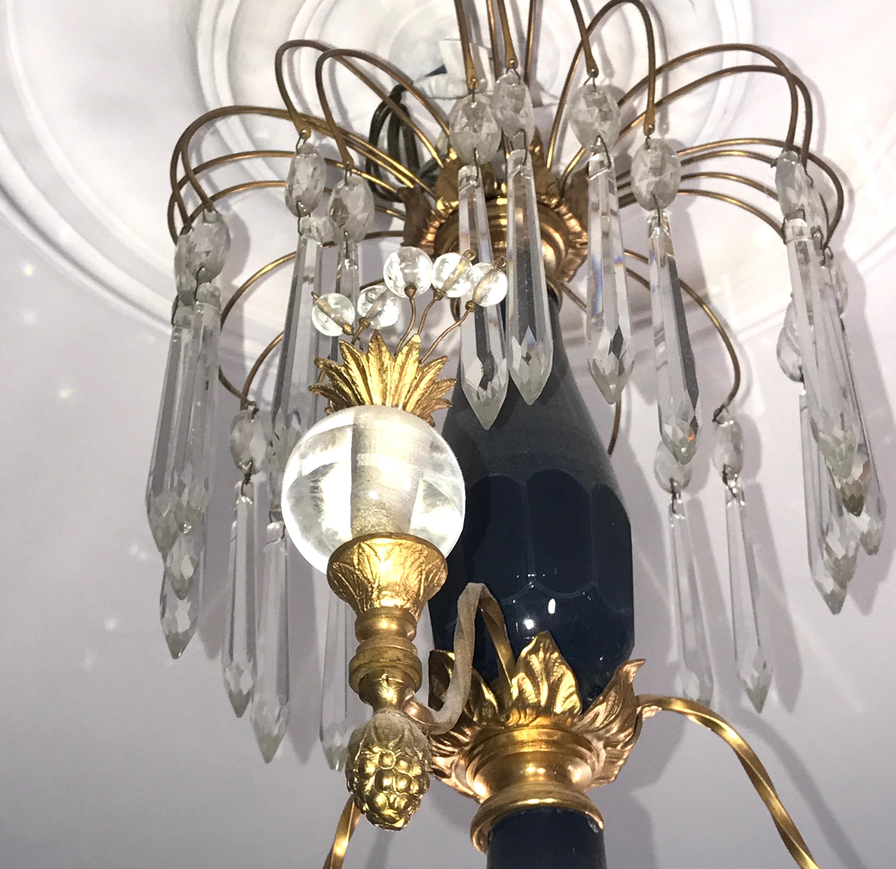 Elegante lampadario neoclassico del XIX secolo in cristallo baltico e bronzo dorato in vendita 11