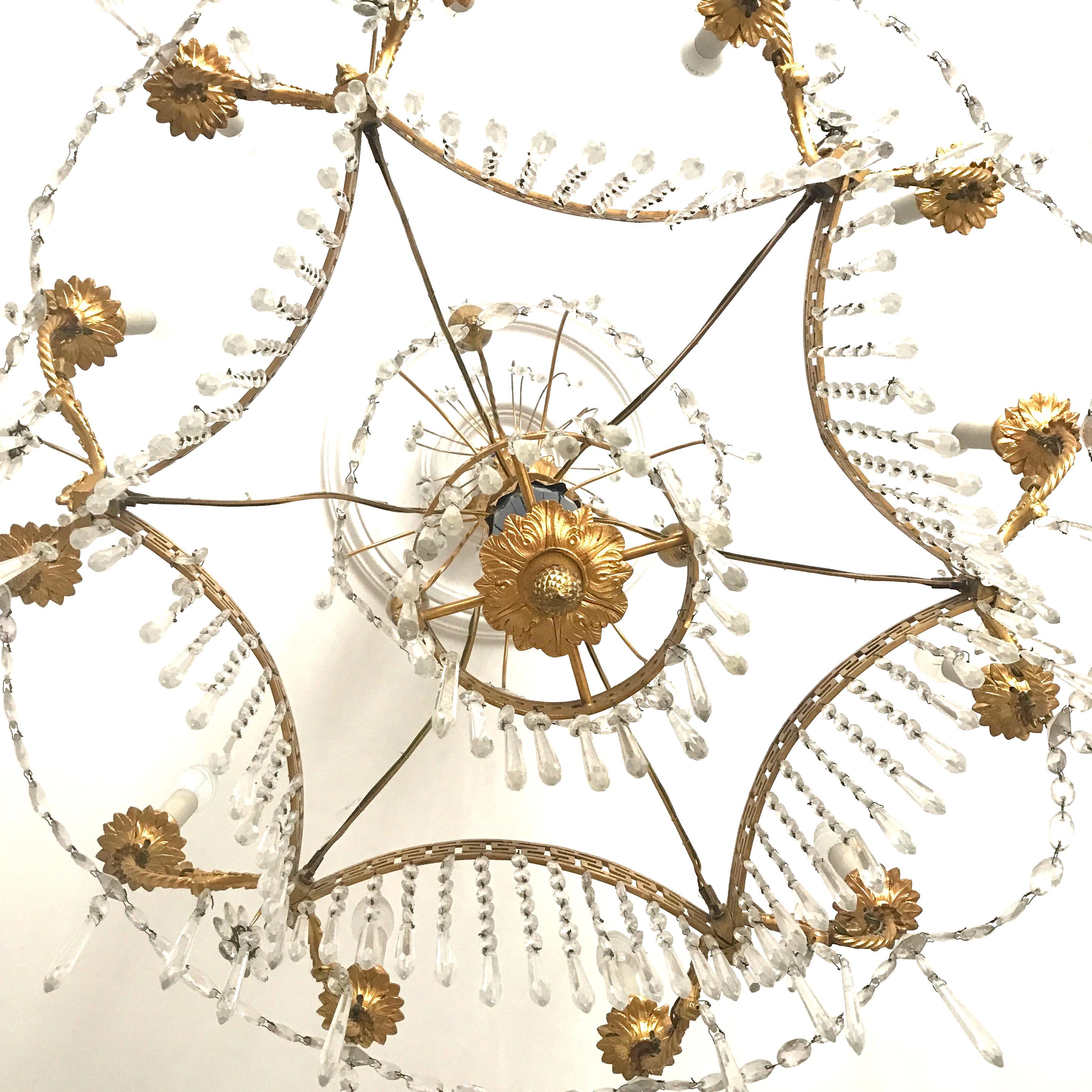 Elegante lampadario neoclassico del XIX secolo in cristallo baltico e bronzo dorato in vendita 12