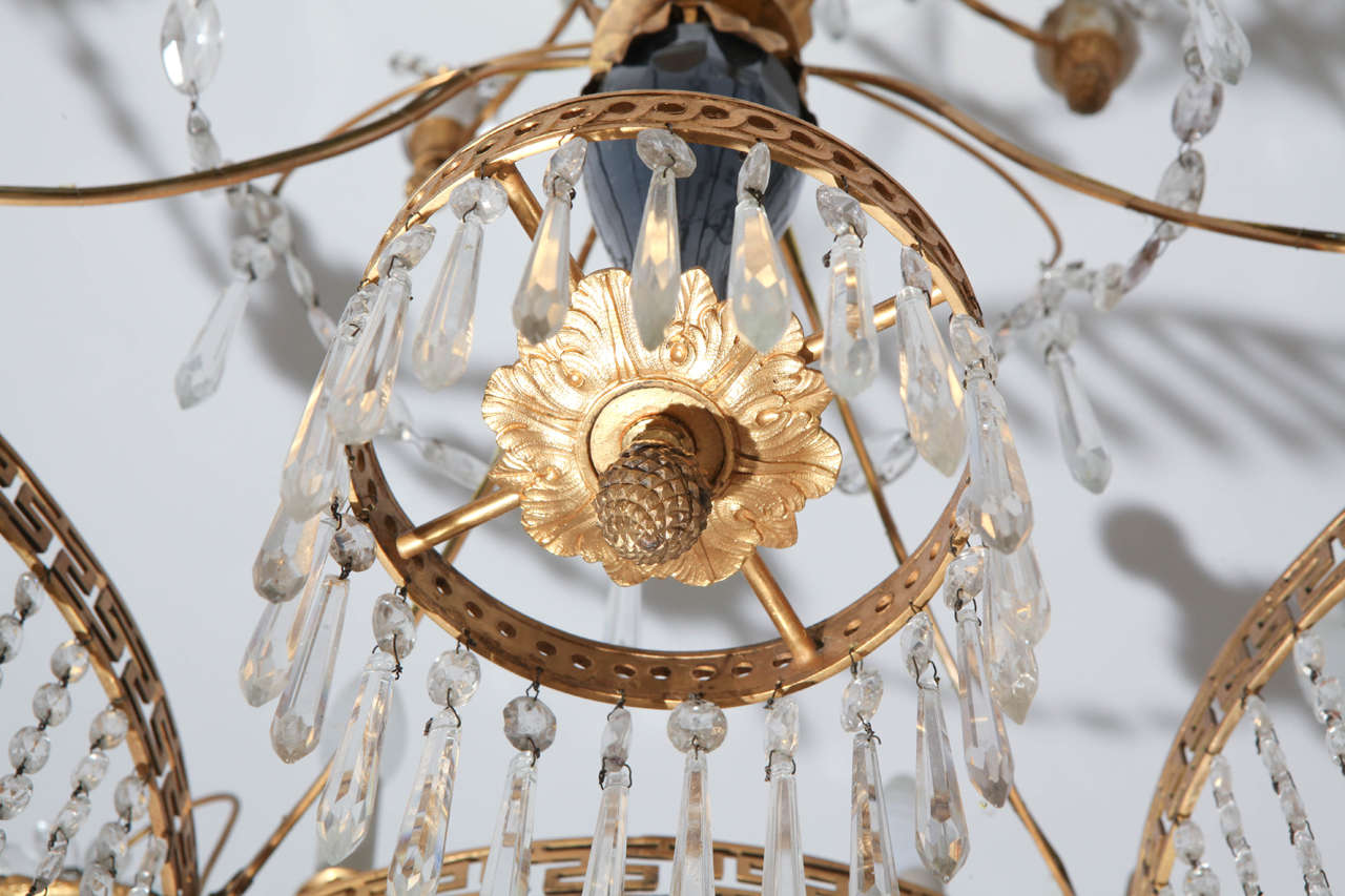 Lampadario a dodici luci in stile neoclassico, in cristallo e bronzo dorato, con vetro blu opale.