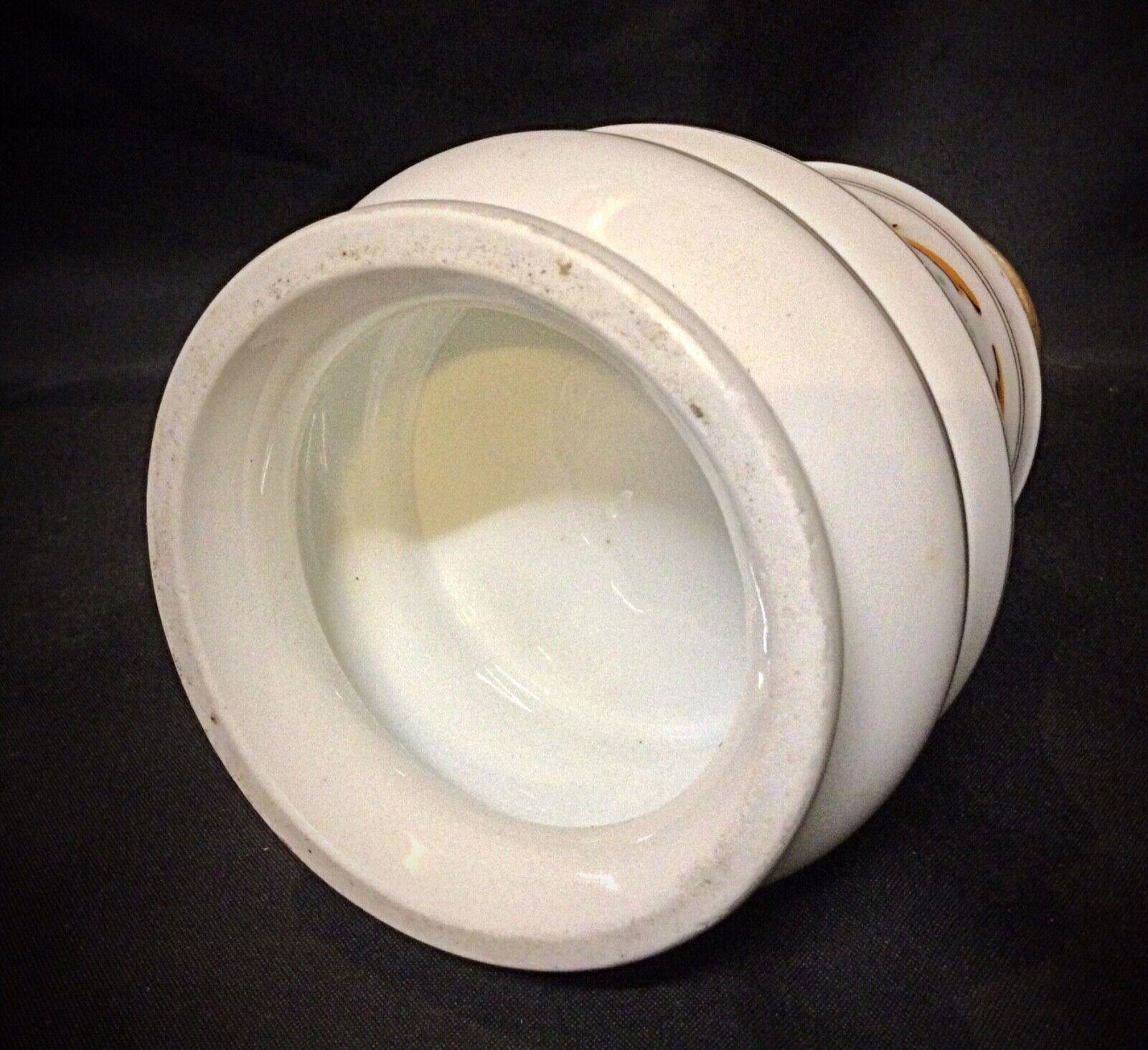 Añade un toque de elegancia histórica a tu interior con esta exquisita lámpara de aceite del siglo XIX. Fabricada en loza fina, esta lámpara presenta un encantador diseño floral y de pareja, que muestra la intrincada artesanía de su época. Está en