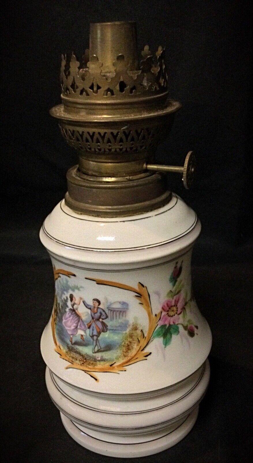 Elegante Lámpara de Aceite del Siglo XIX - Diseño Floral y de Pareja - Loza - 2Y45 siglo XIX