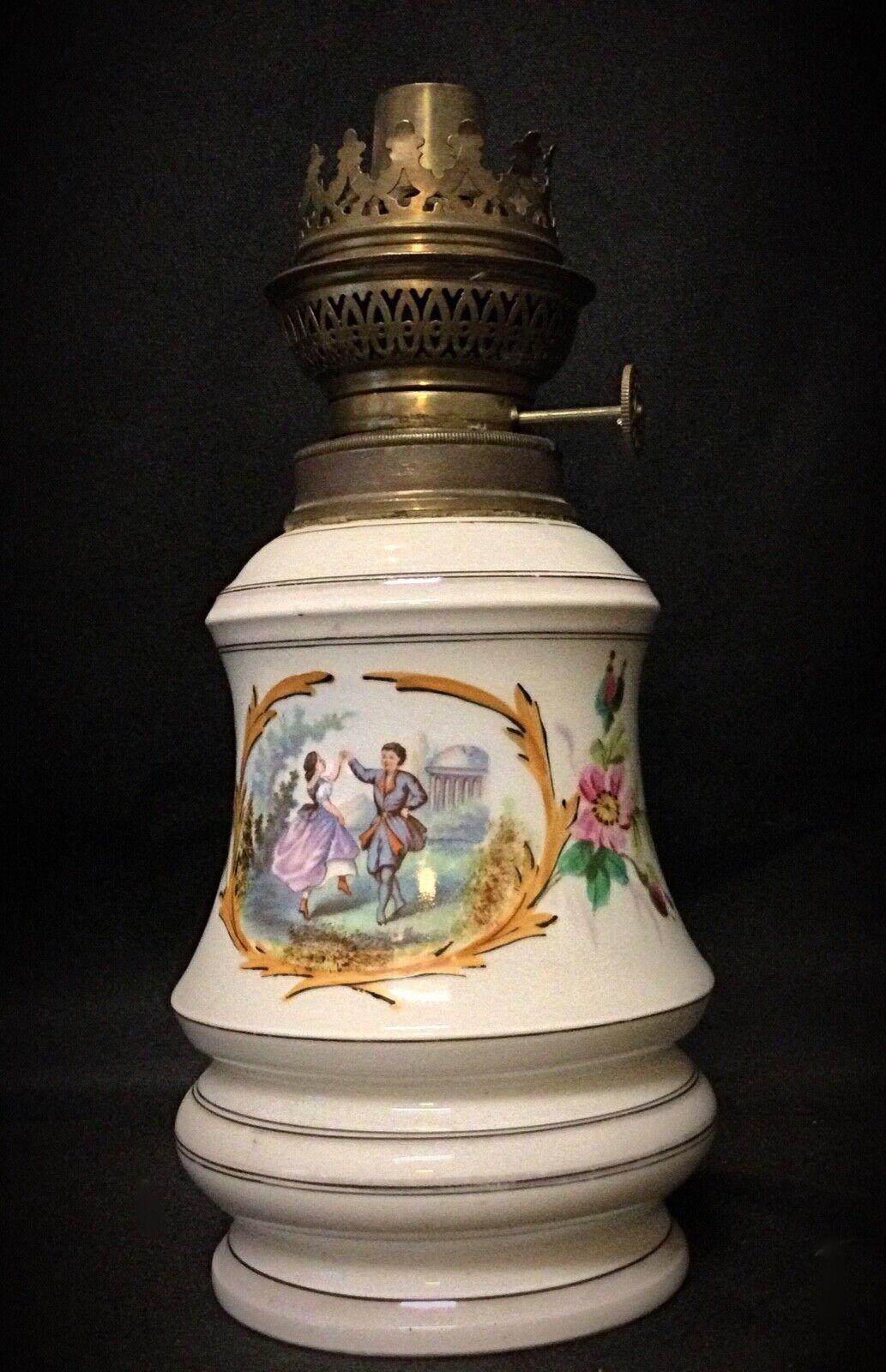 Elegante Lámpara de Aceite del Siglo XIX - Diseño Floral y de Pareja - Loza - 2Y45 Fayenza