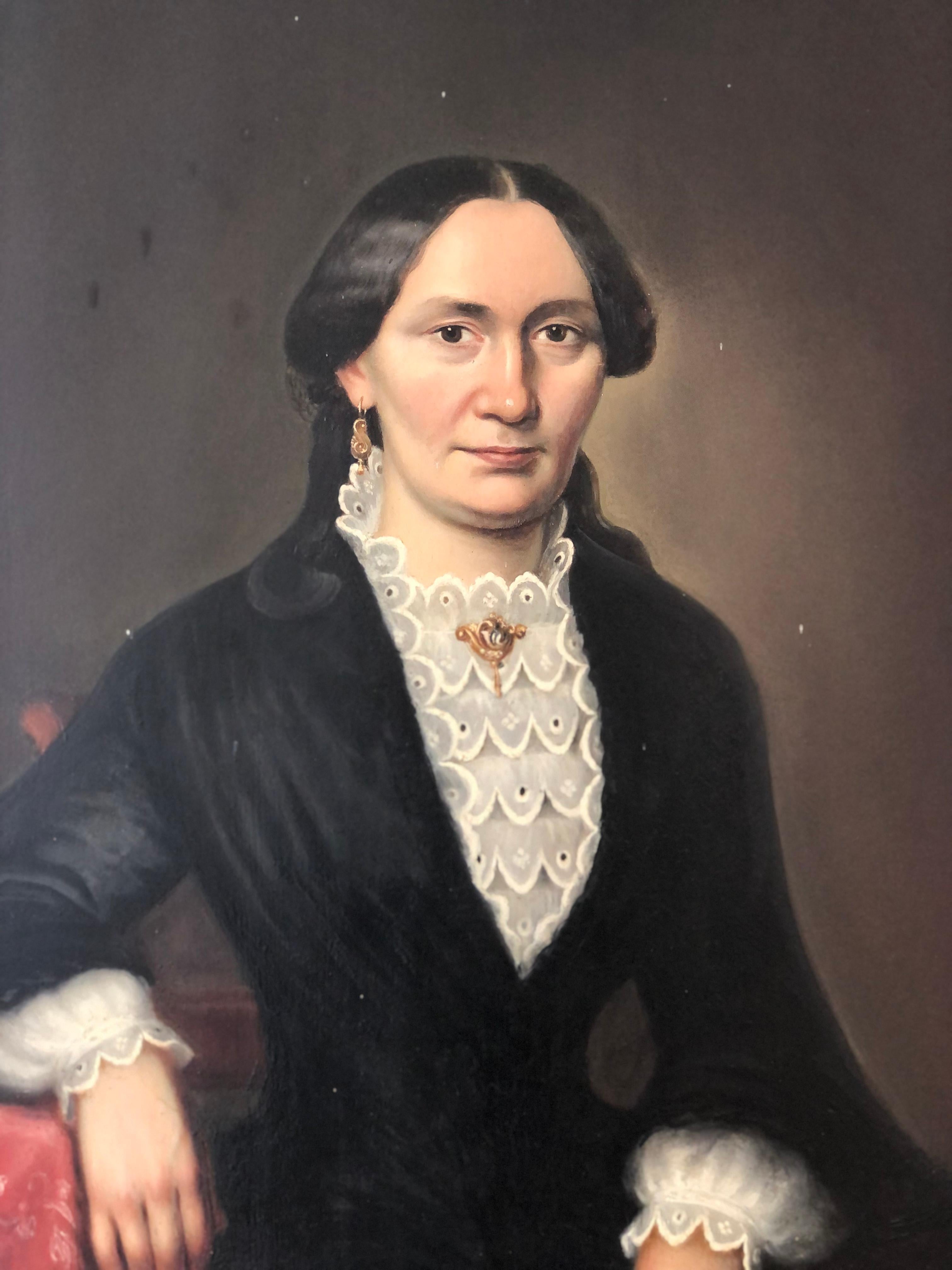 Este elegante óleo de la década de 1840 muestra a Christiane Friedericke Dreysel, nacida Teuscher, esposa del fabricante de algodón alemán Julius Dreysel. Ella es  sentada a una mesa y lleva un vestido negro de cuello alto sobre una blusa blanca con