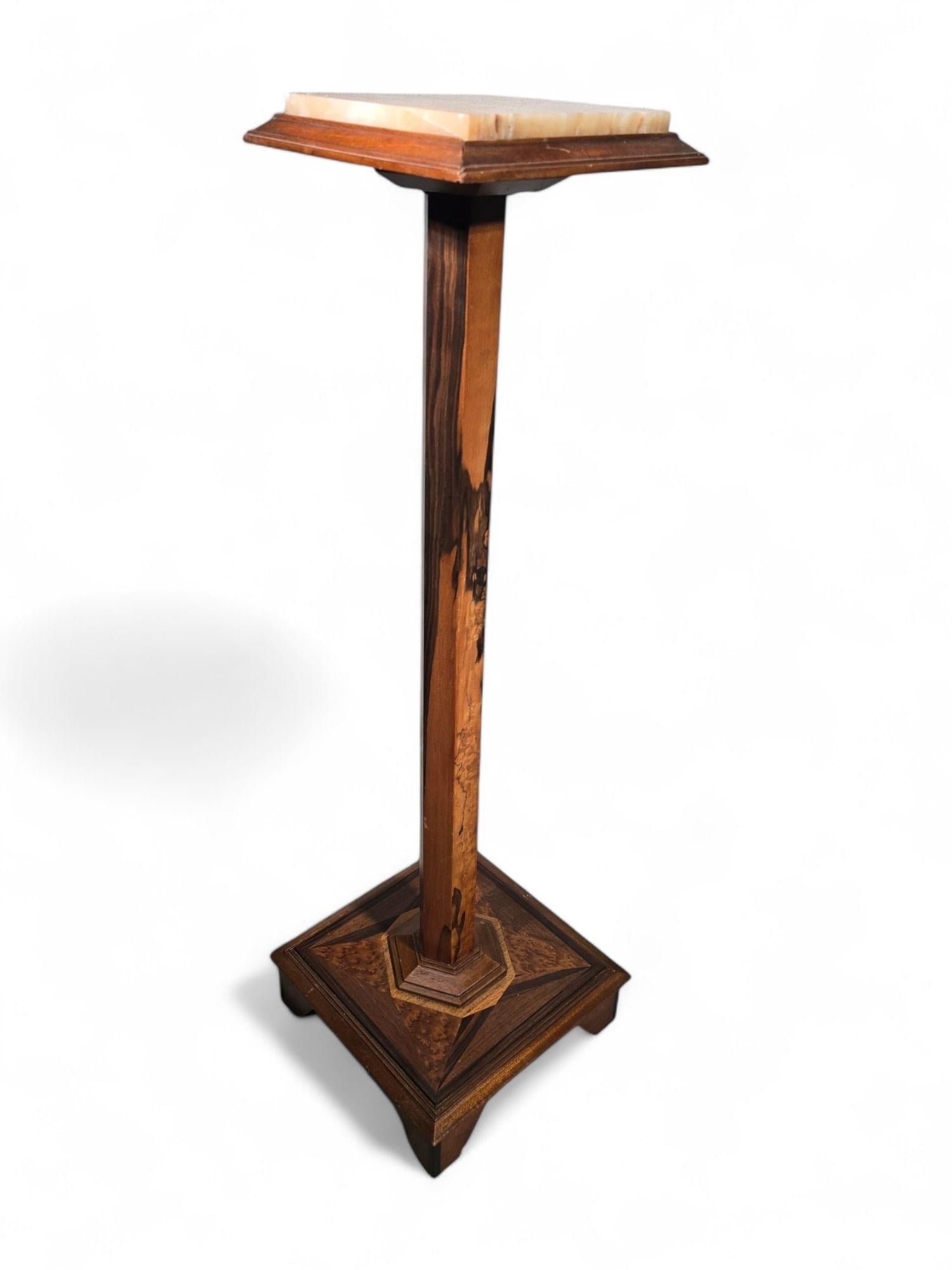 Elegant 19th-Century Pedestal in Exotic Wood and Onyx In Good Condition For Sale In Madrid, ES