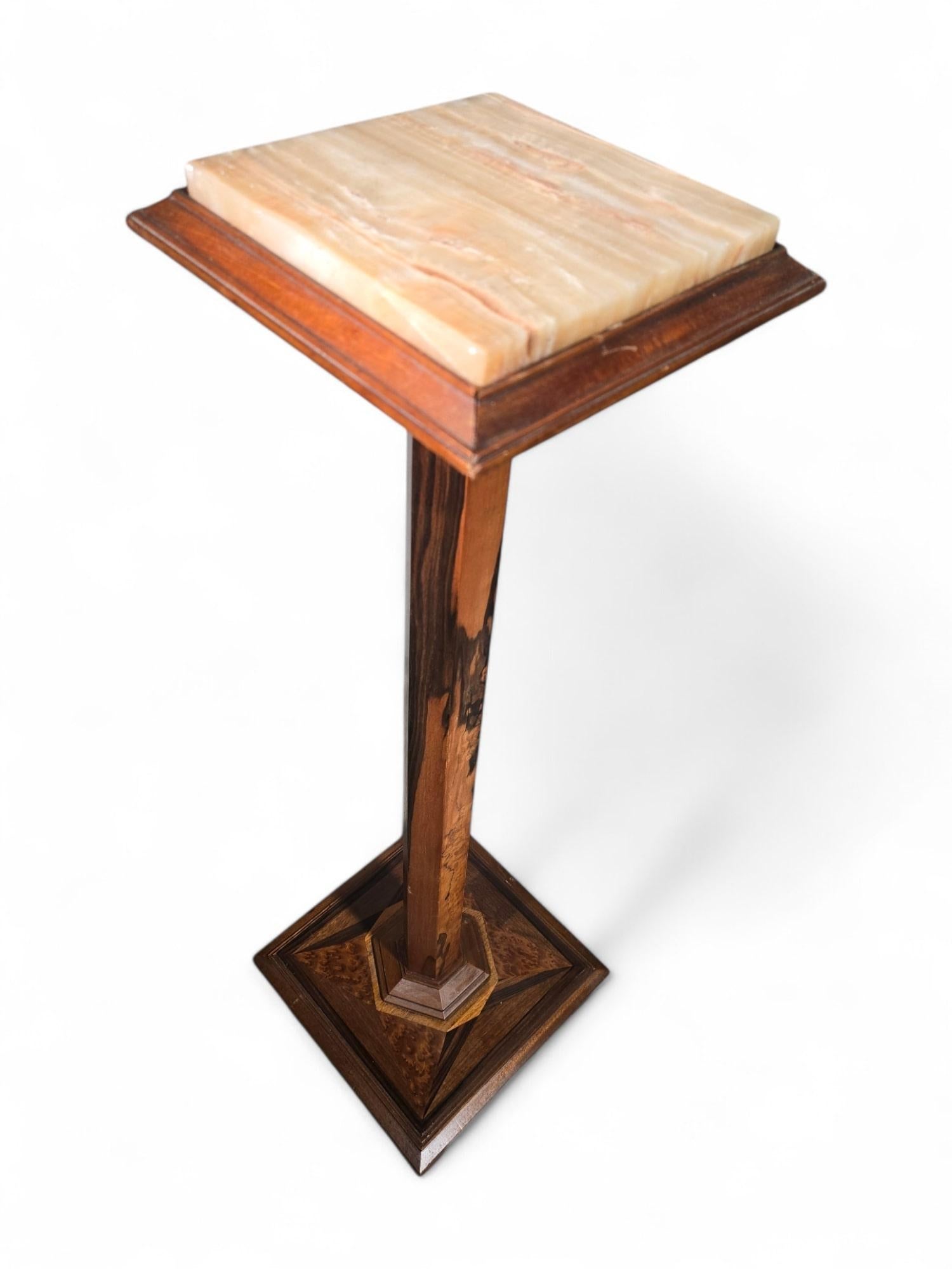 Elegant 19th-Century Pedestal in Exotic Wood and Onyx For Sale 1