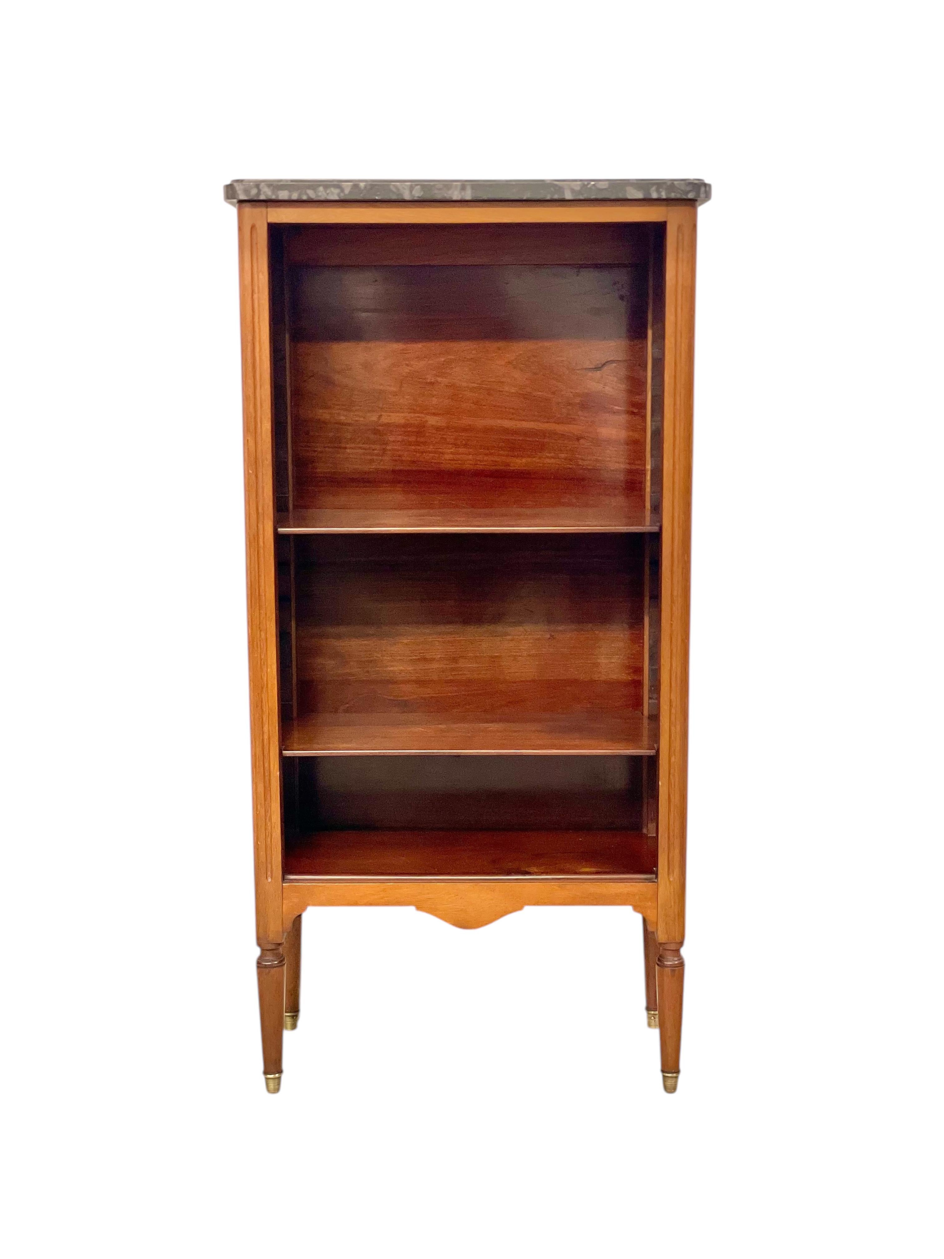 Questo mobile del XIX secolo è un'affascinante Bibus, una libreria aperta o étagère, dal design elegante e sobrio. Realizzato in noce (Noyer) dai toni caldi, presenta dettagli raffinati tipici della fine del XIX secolo. La struttura è pulita, con