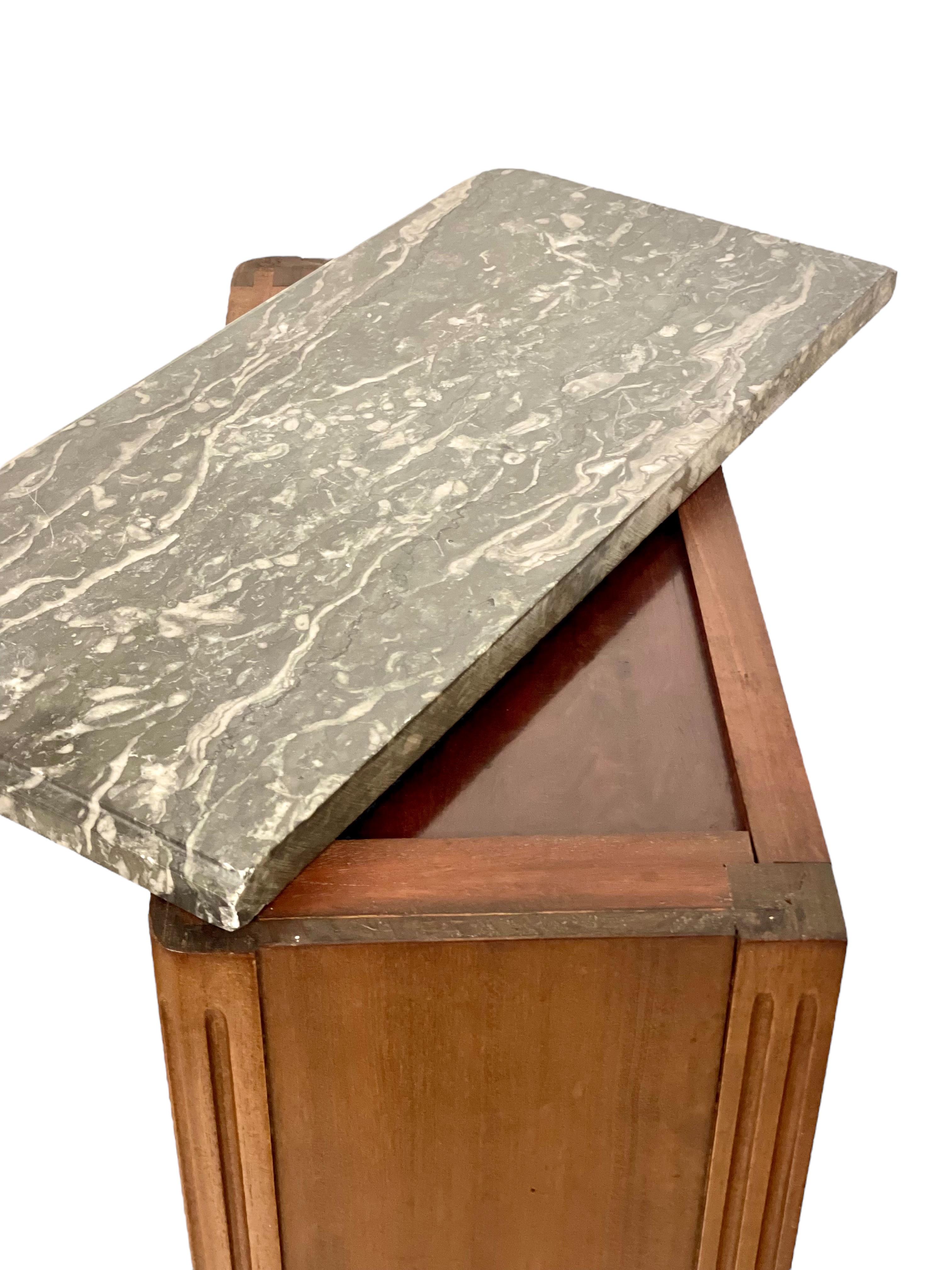 Bibus o libreria in noce del XIX secolo con piano in marmo in vendita 1