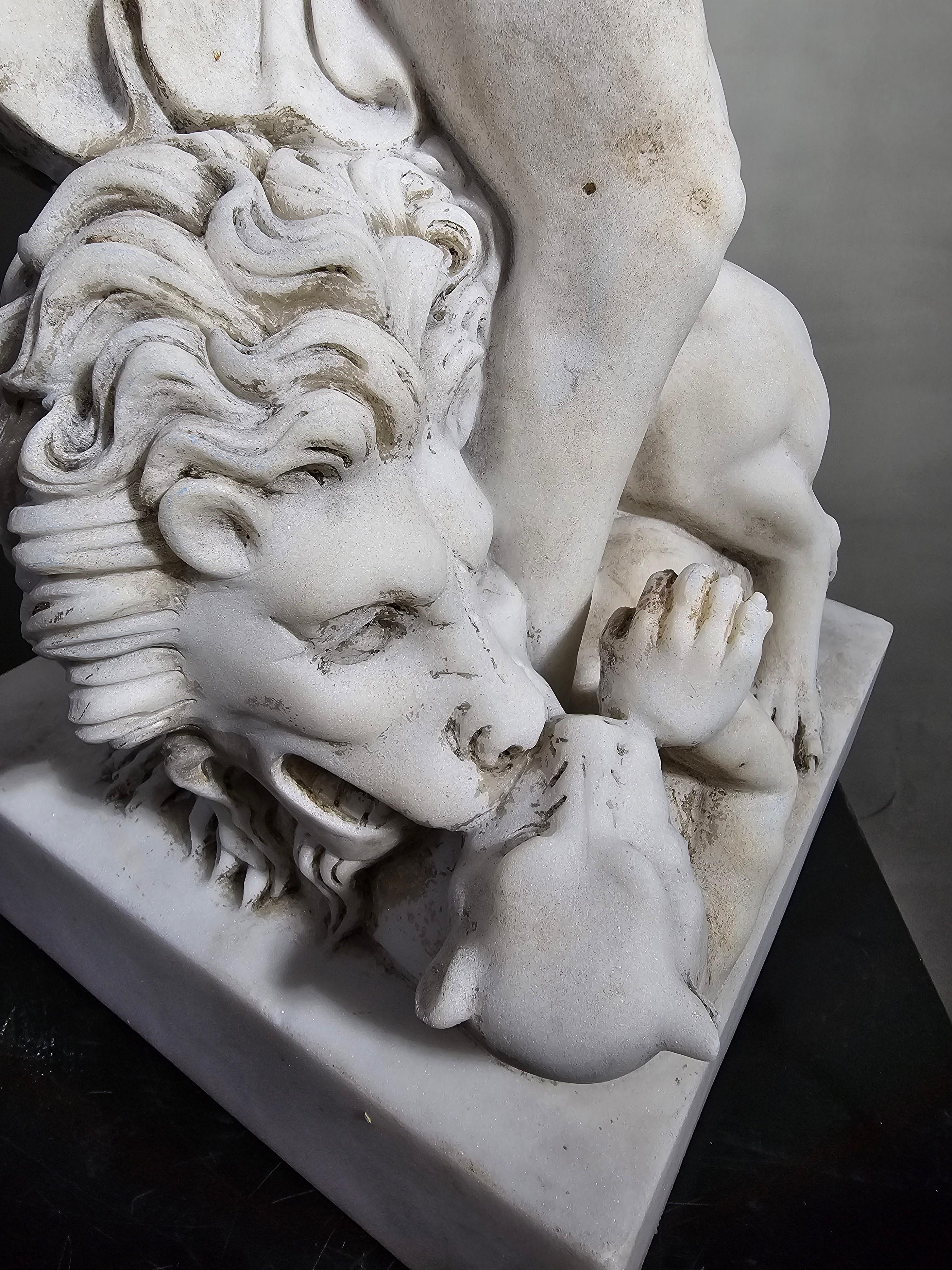 Elegante Skulptur aus weißem Carrara-Marmor des 19. Jahrhunderts mit der Darstellung des Herkules im Angebot 6
