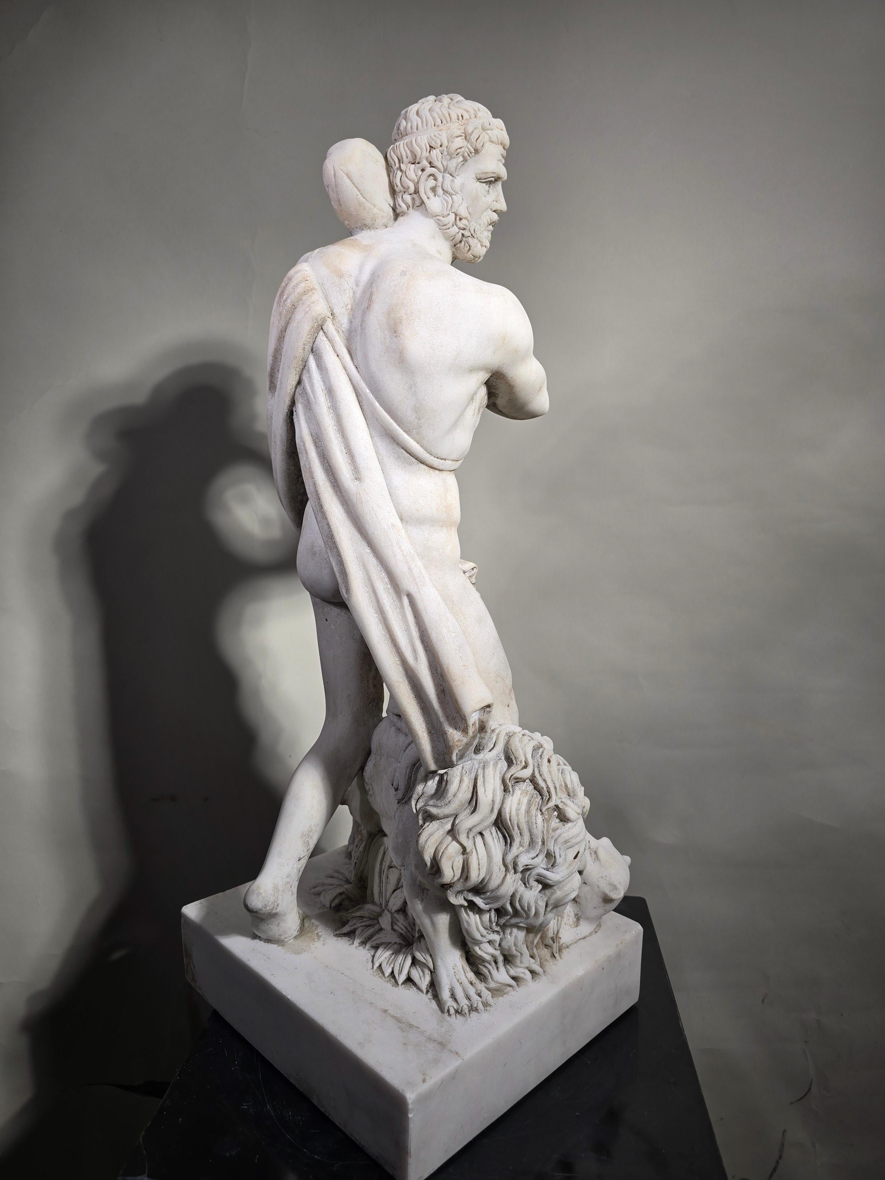 Elegante Skulptur aus weißem Carrara-Marmor des 19. Jahrhunderts mit der Darstellung des Herkules im Angebot 9