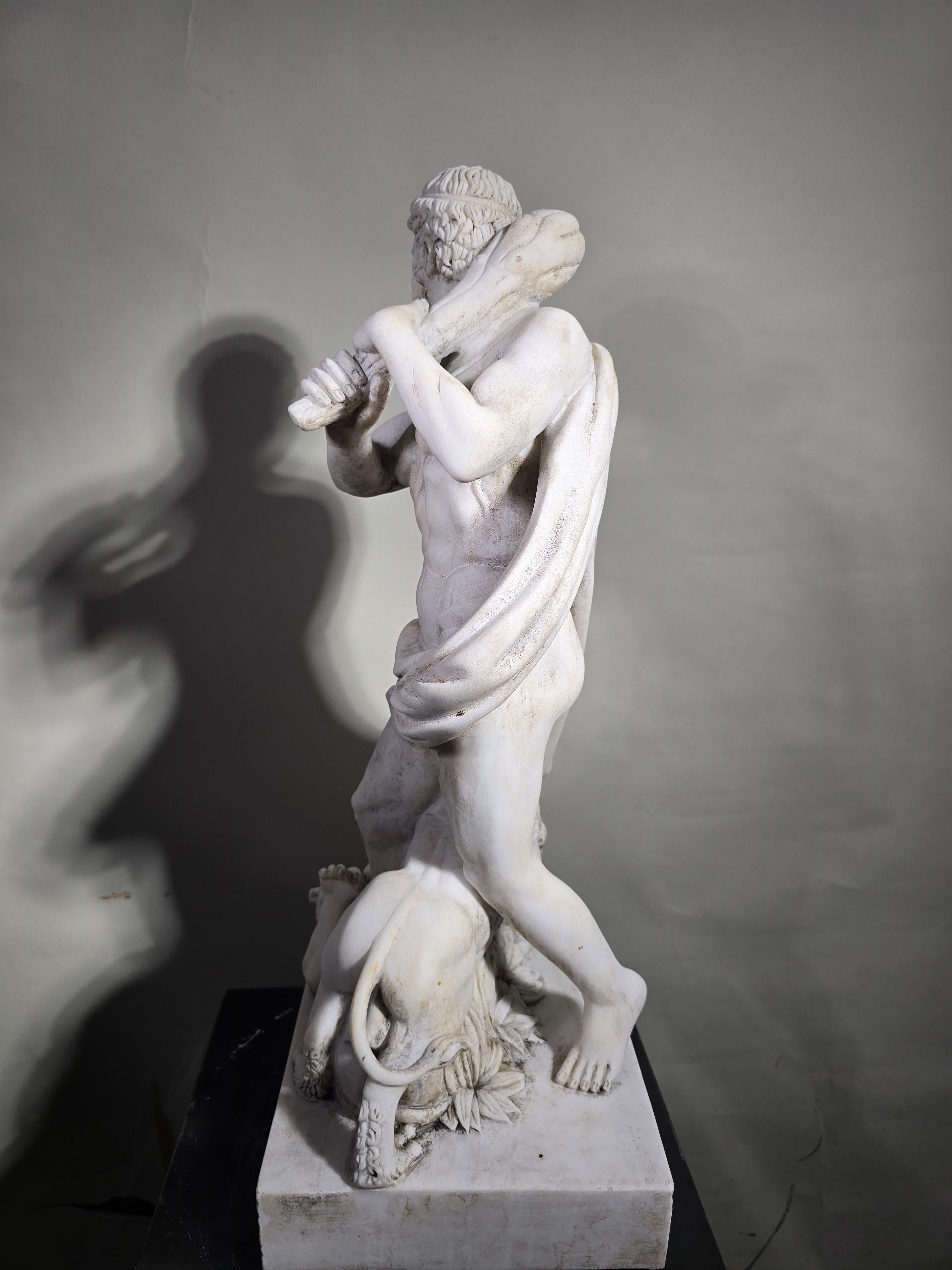 Élégante sculpture d'Hercule en marbre blanc de Carrare du 19ème siècle en vente 12