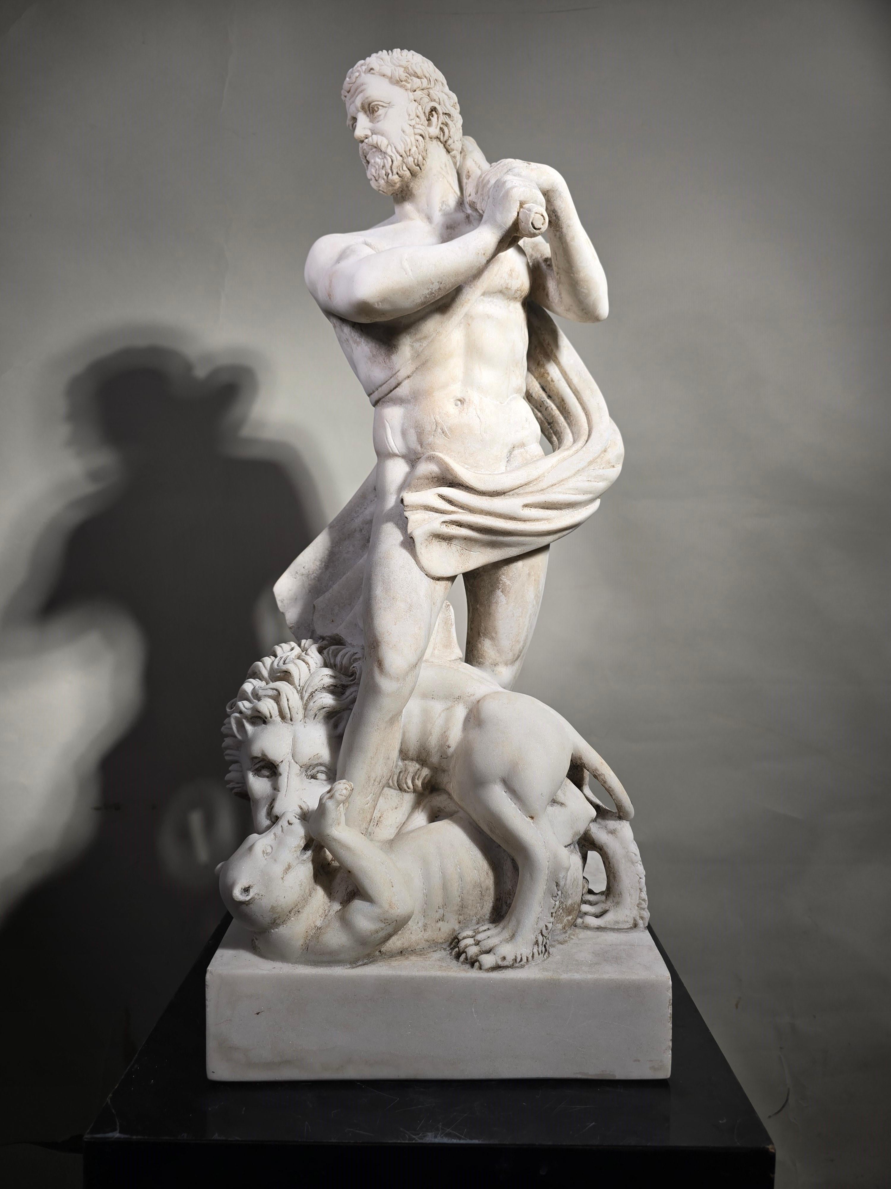 Cette majestueuse sculpture en marbre de Carrare, représentant la figure héroïque d'Hercule, est une œuvre d'art unique du XIXe siècle. D'une élégance intemporelle et d'une exécution méticuleuse, cette pièce offre une combinaison impressionnante de