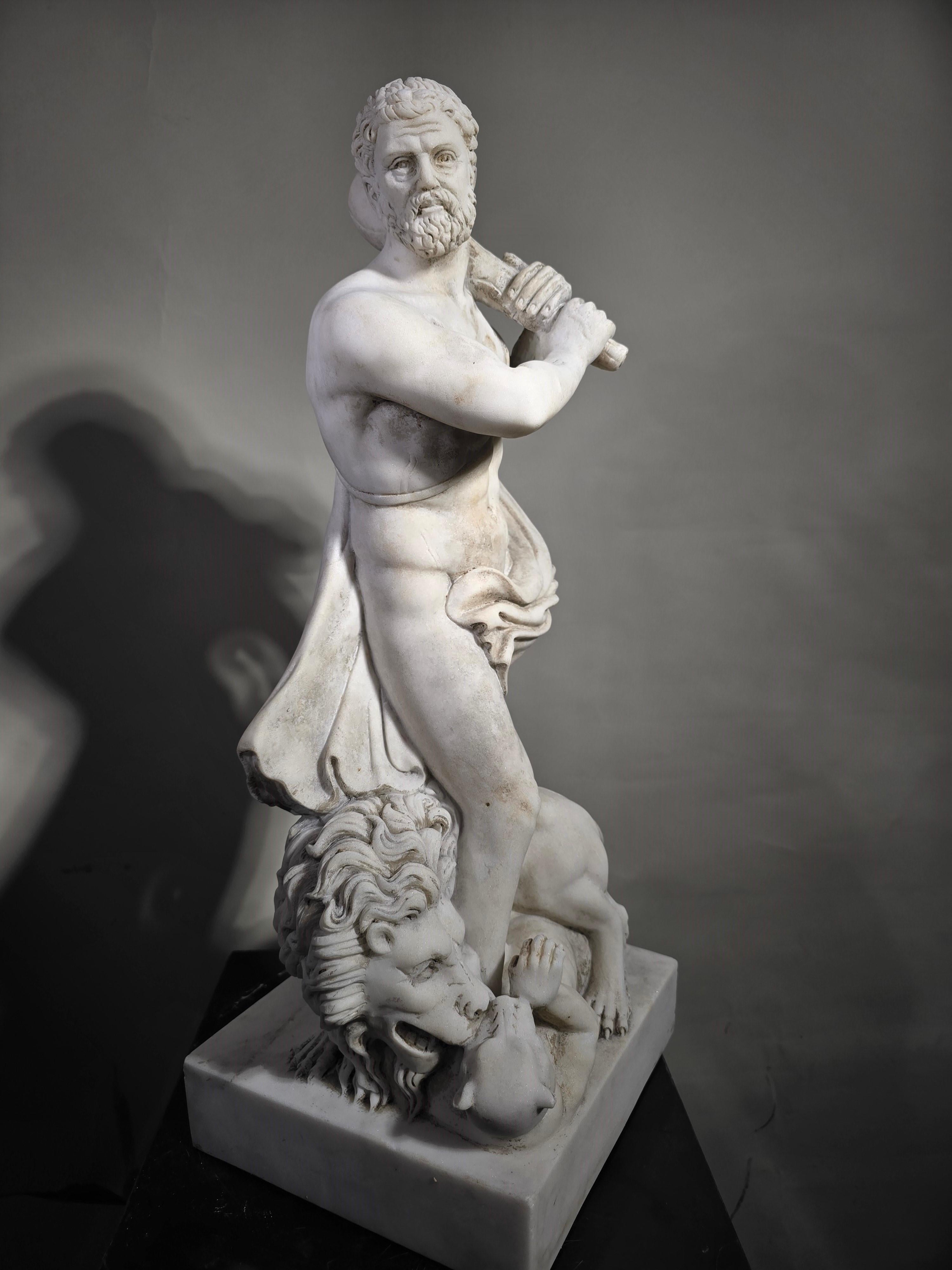 Elegante Skulptur aus weißem Carrara-Marmor des 19. Jahrhunderts mit der Darstellung des Herkules im Angebot 4