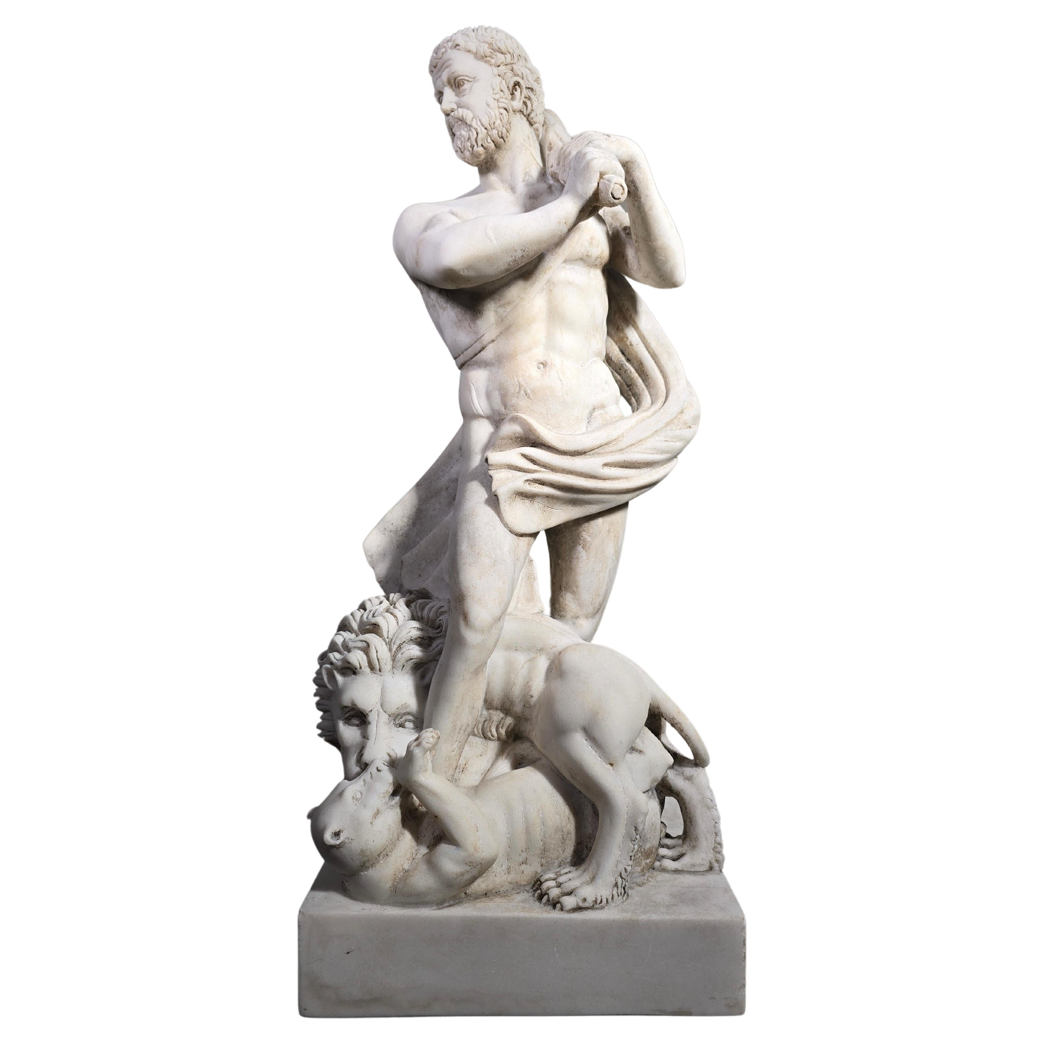 Elegante Skulptur aus weißem Carrara-Marmor des 19. Jahrhunderts mit der Darstellung des Herkules im Angebot