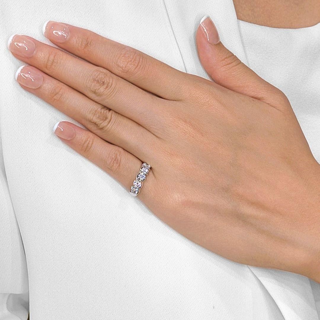 Setzen Sie ein Zeichen mit diesem eleganten fünfsteinigen Diamantring mit einer sauberen Reihe von runden Brillanten in Zackenfassung von insgesamt 1 ct. Die nahtlos integrierten Zacken des aus glänzendem 18-karätigem Weißgold gefertigten