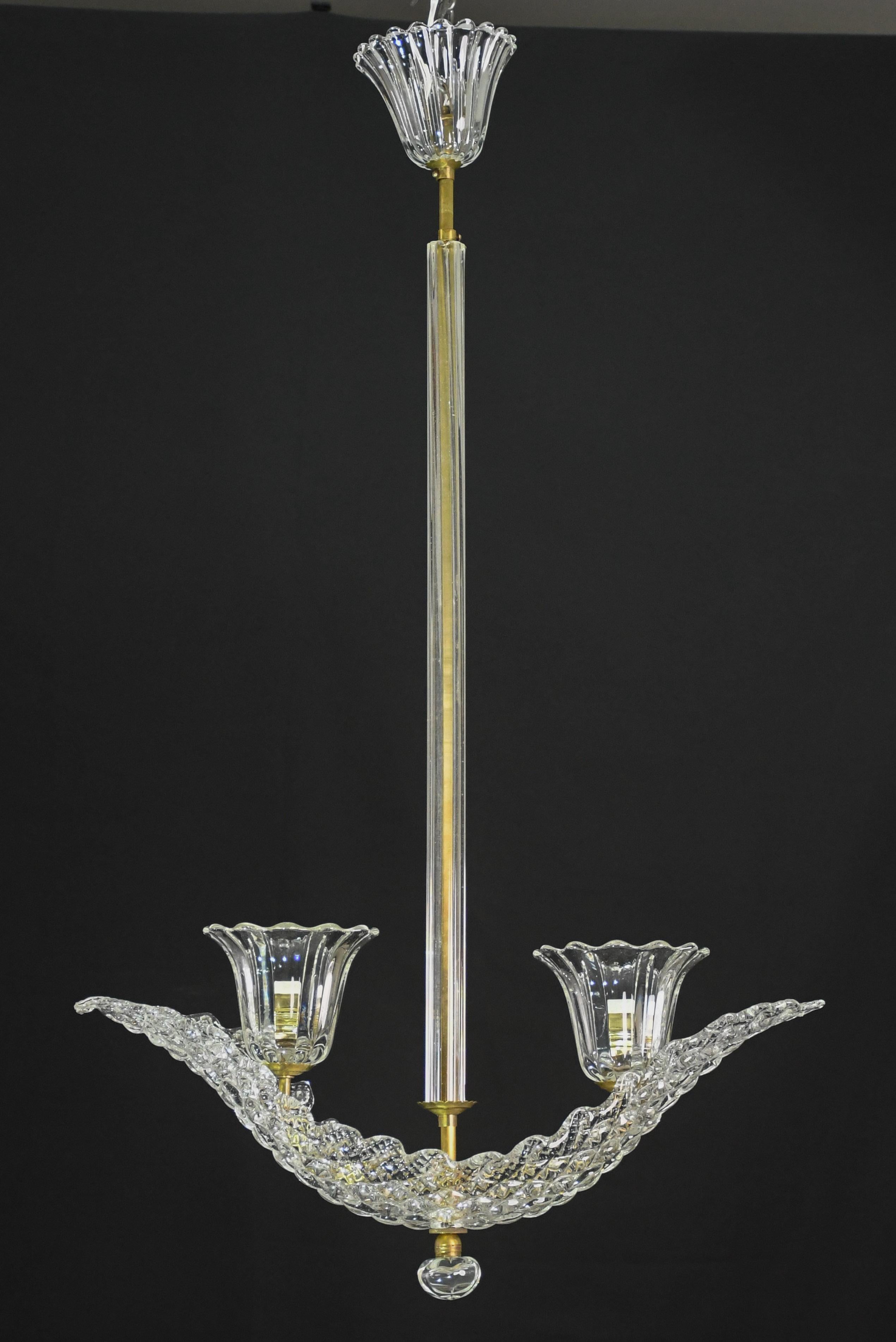 Eleganter Kronleuchter, der Ercole Barovier zugeschrieben wird.

1940er Jahre Periode-zwei Licht

Eine stupende Arbeit in Glas, die 2 Becher mit einer Glasarbeit verziert mit einem schönen Blatt Glas

Der Kronleuchter ist 85 Zentimeter hoch und hat