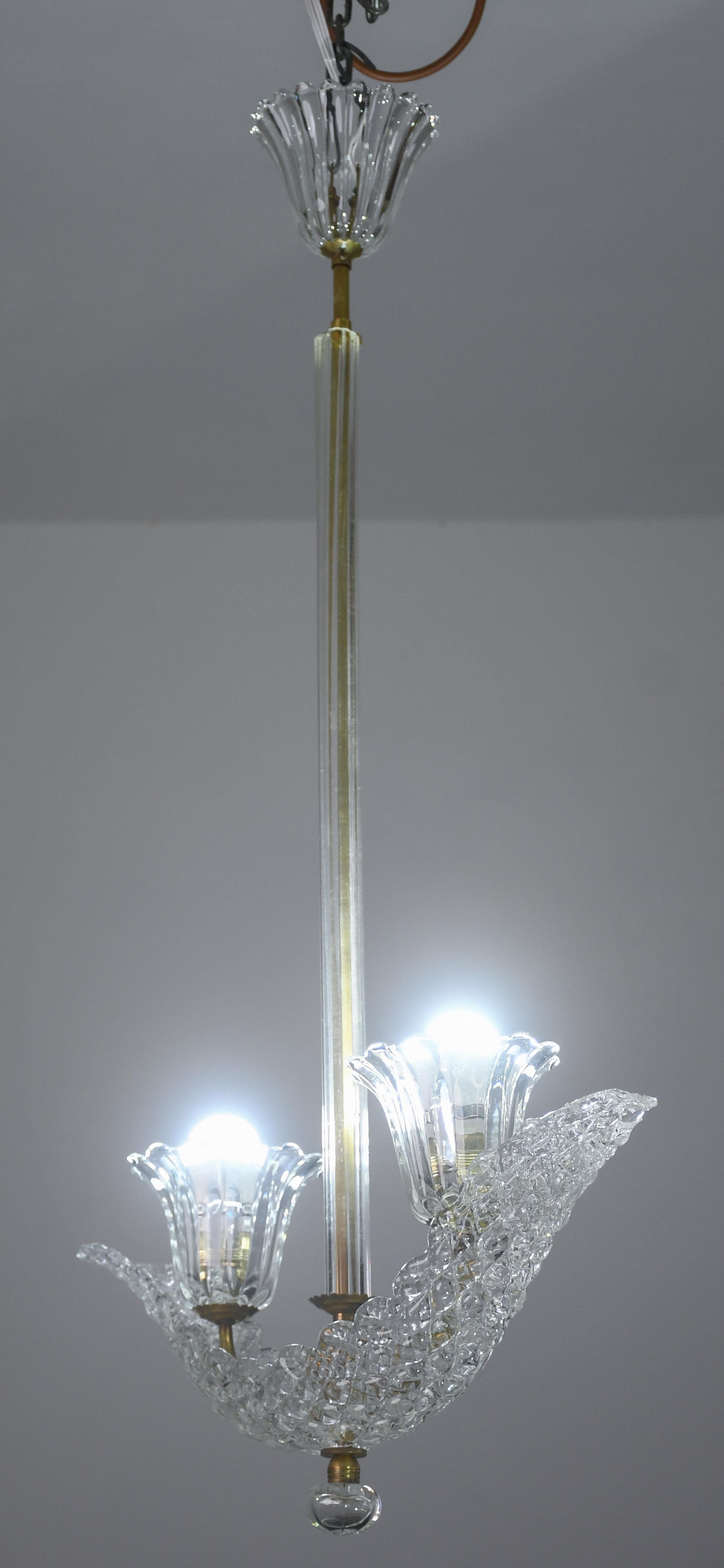 Eleganter 2 Tassen Barovier Art Deco Kronleuchter, Murano Glas, Messing Struktur 1940s (Art déco) im Angebot