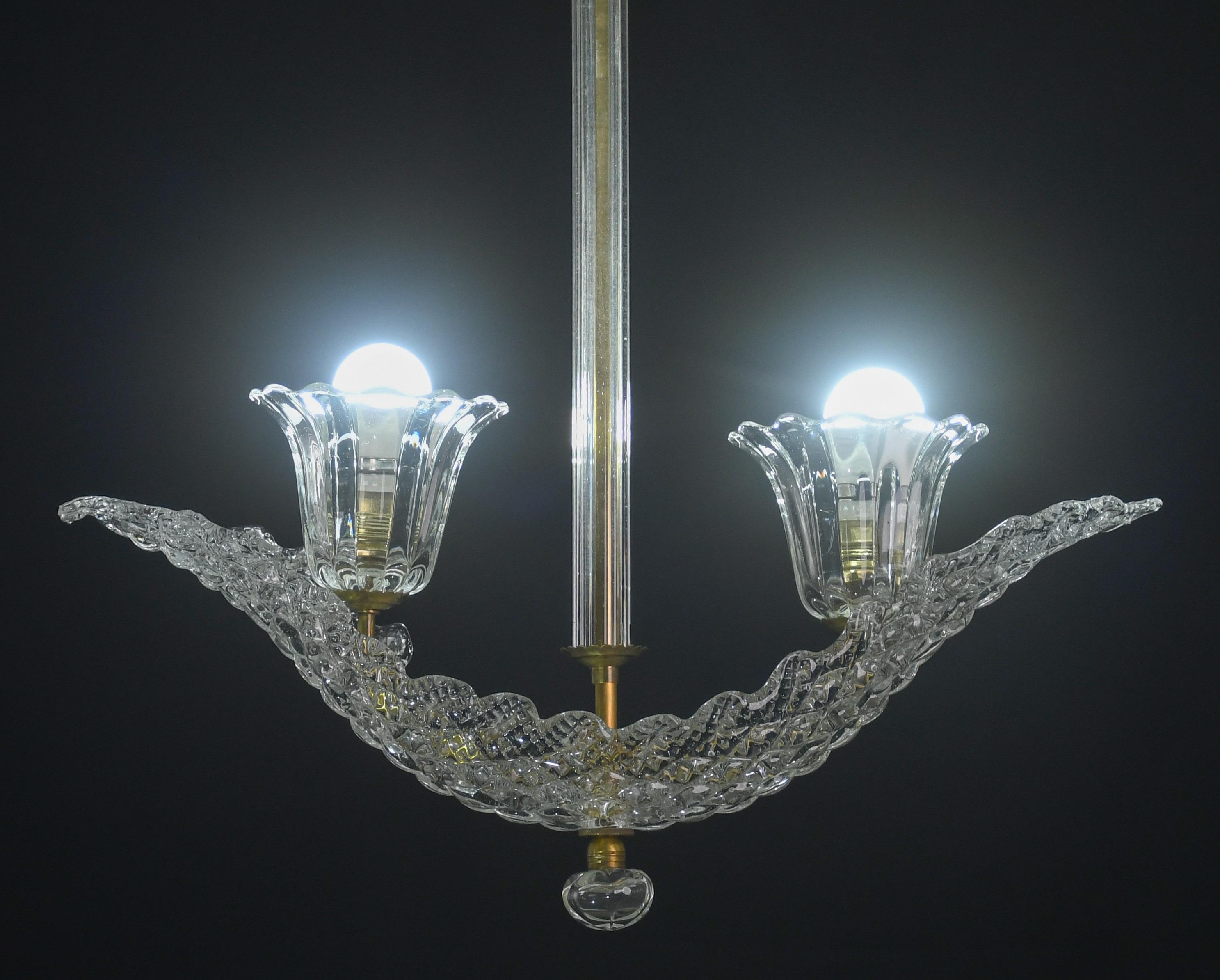 Eleganter 2 Tassen Barovier Art Deco Kronleuchter, Murano Glas, Messing Struktur 1940s (Europäisch) im Angebot